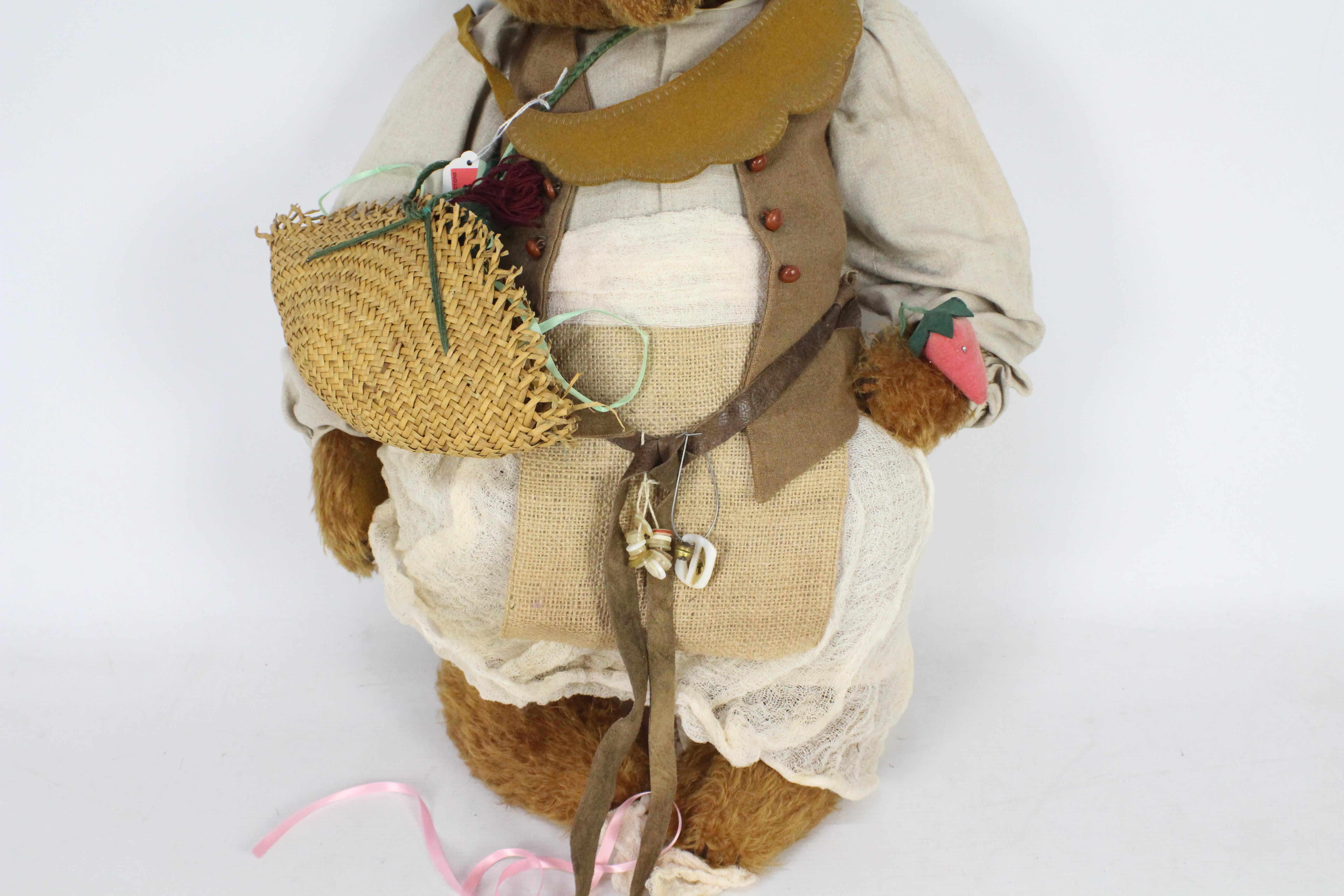 Old Time Teddies - A brown-coloured mohair bear by Kate Berlin. The bear's eyes are glass. - Image 3 of 7