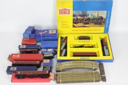 Hornby Dublo - A collection of Dublo items including 28 unboxed x pieces of 3 - rail track,