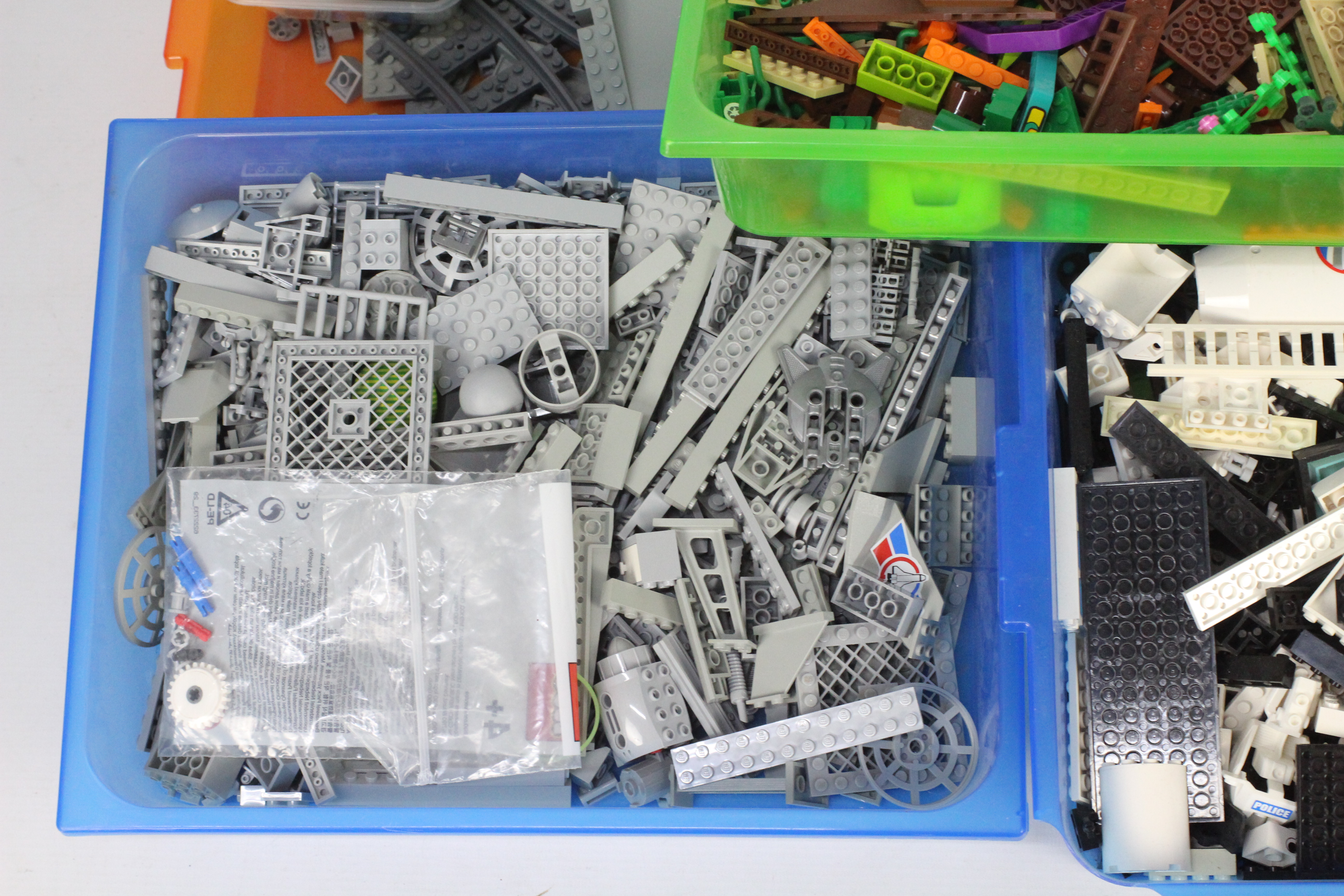 Lego - A quantity of loose Lego pieces including railway track, - Image 3 of 7
