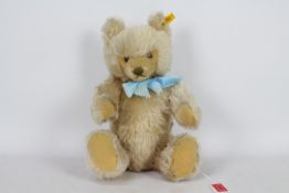 Steiff - An unboxed Steiff #0201/41 golden mohair jointed teddy bear.