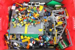 Lego - A large tub of loose Lego parts including 20 plus Lego figures.