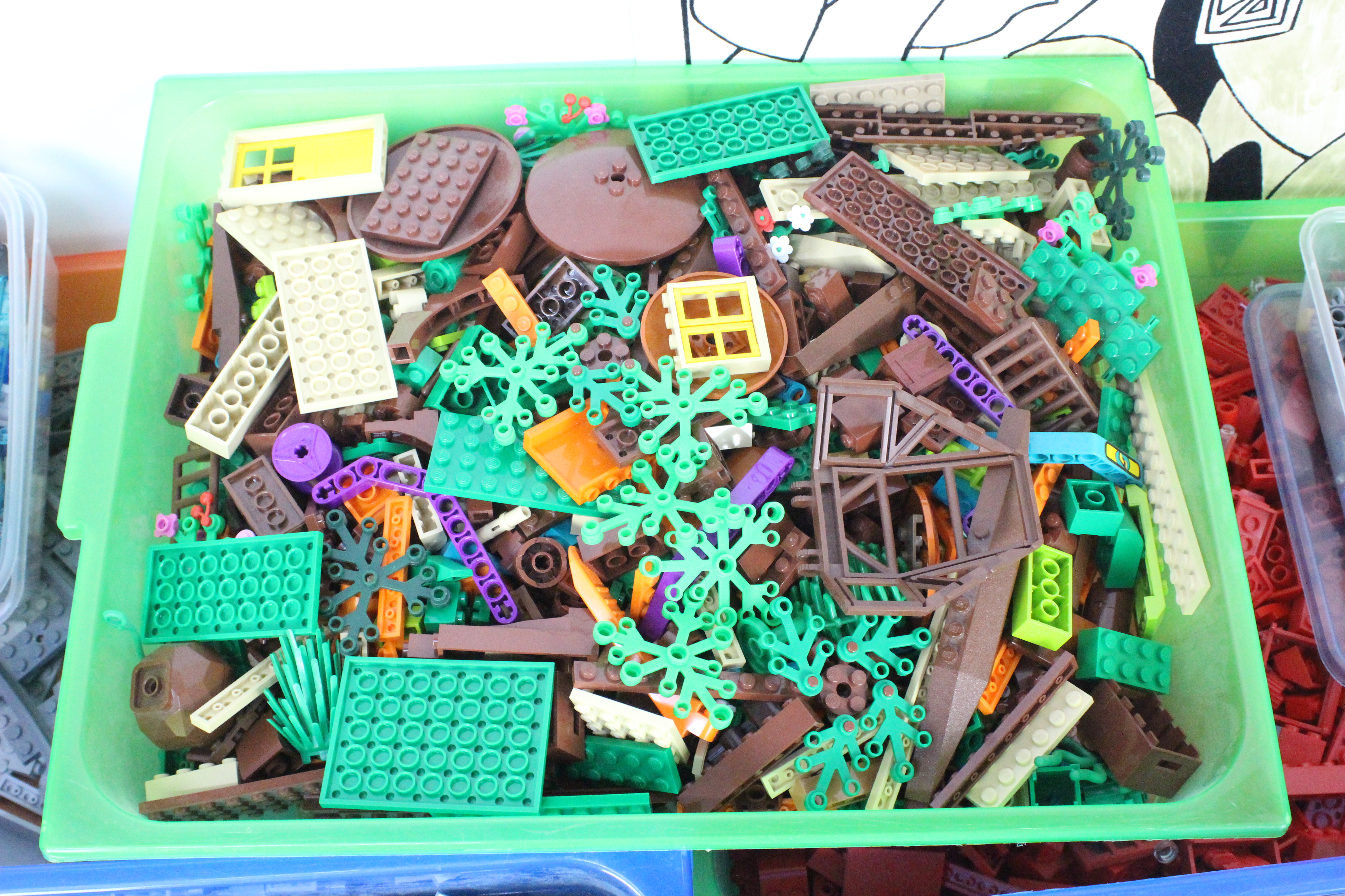 Lego - A quantity of loose Lego pieces including railway track, - Image 5 of 7