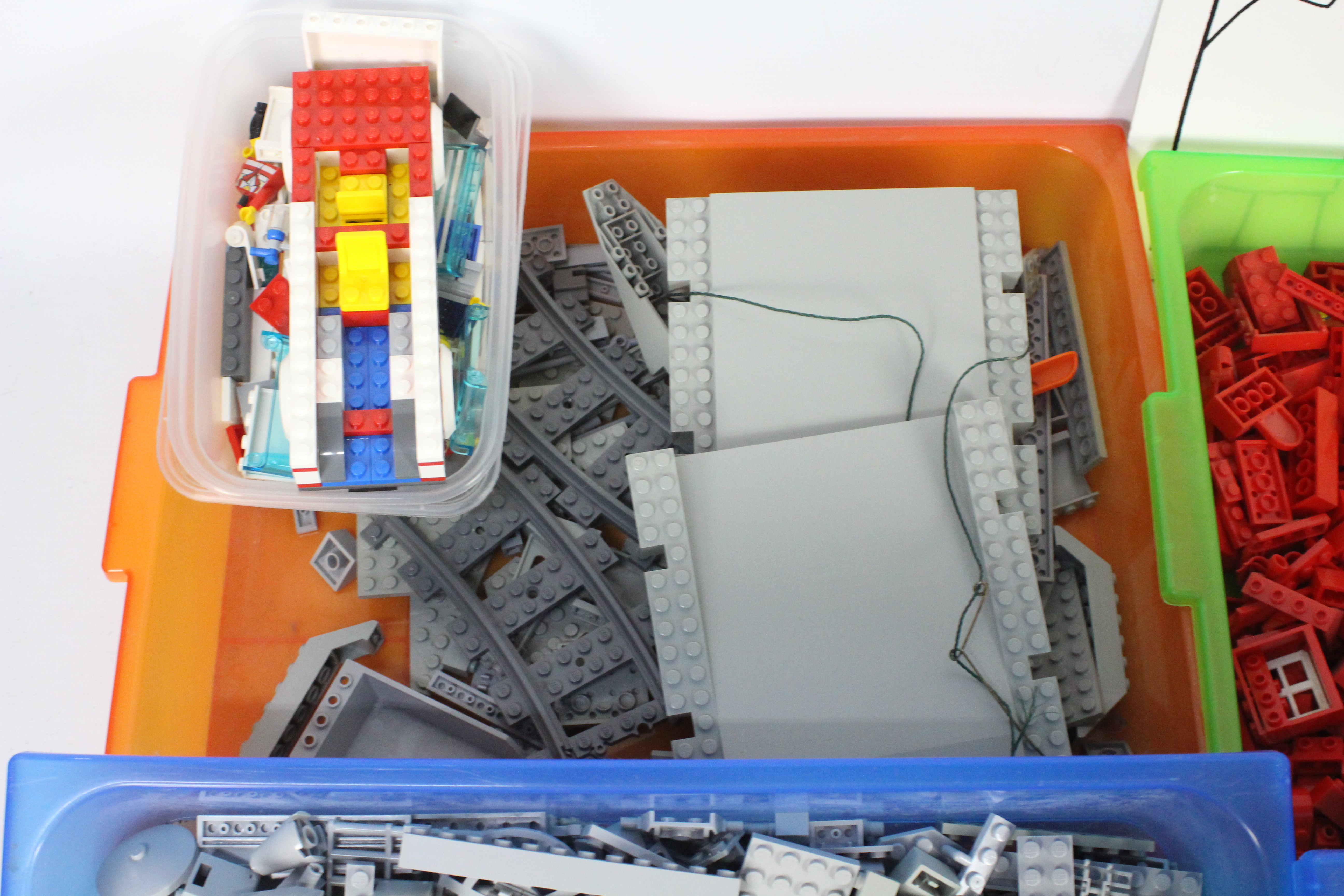 Lego - A quantity of loose Lego pieces including railway track, - Image 7 of 7
