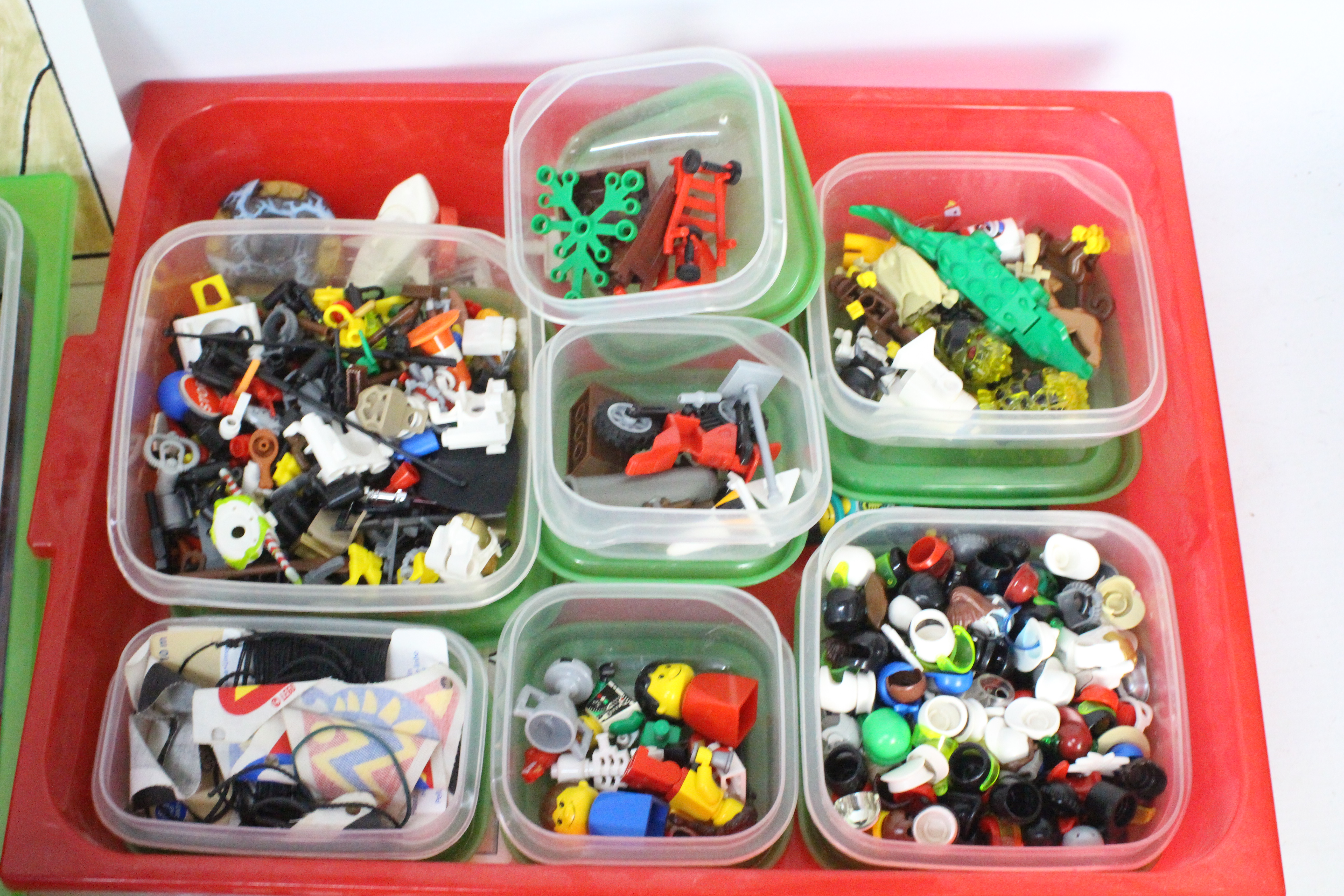 Lego - A quantity of loose Lego pieces including railway track, - Image 4 of 7