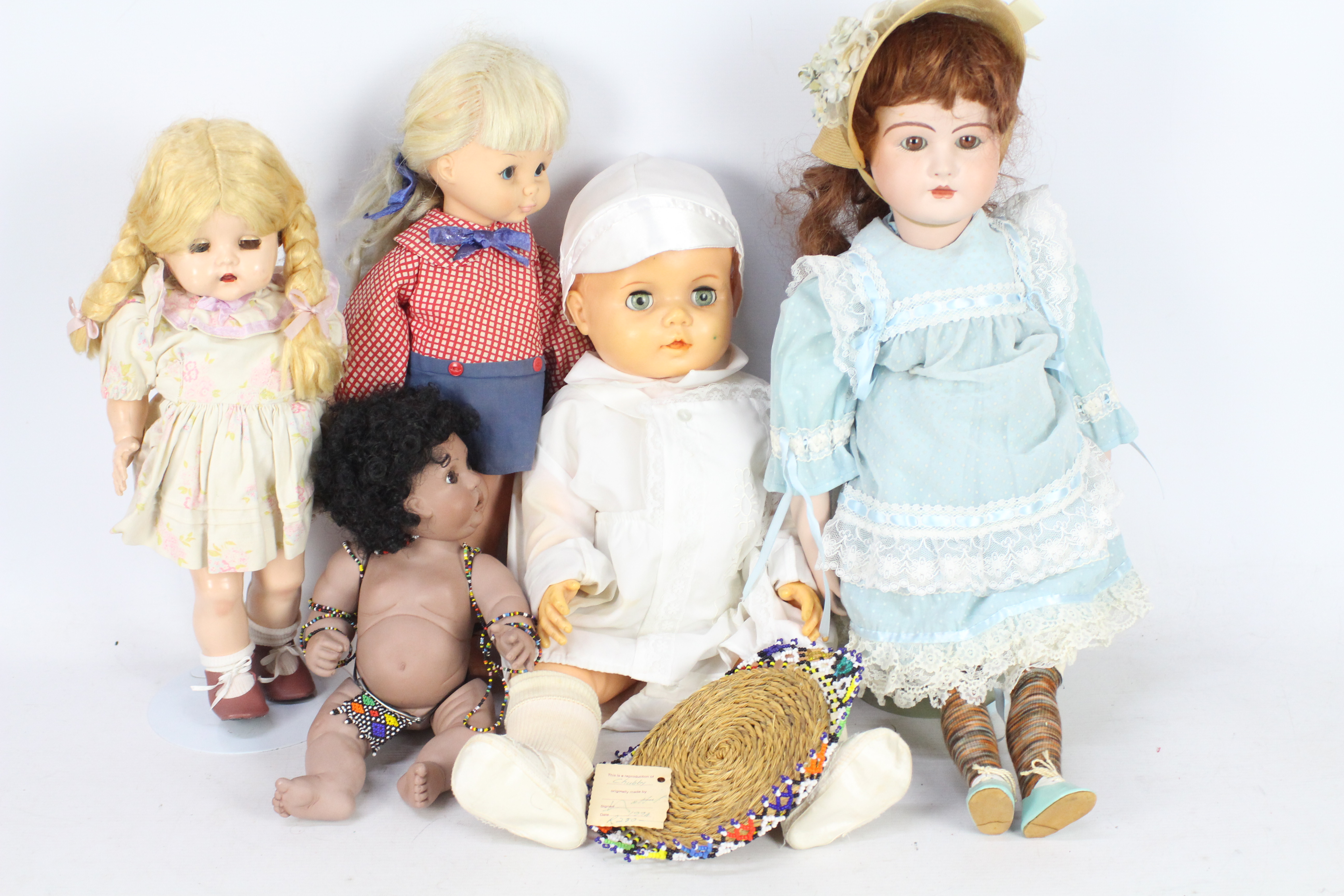 Horsman - Pedigree - Stow - Dolls of Distinction - A collection of 5 x dolls including a 1994 Dolls