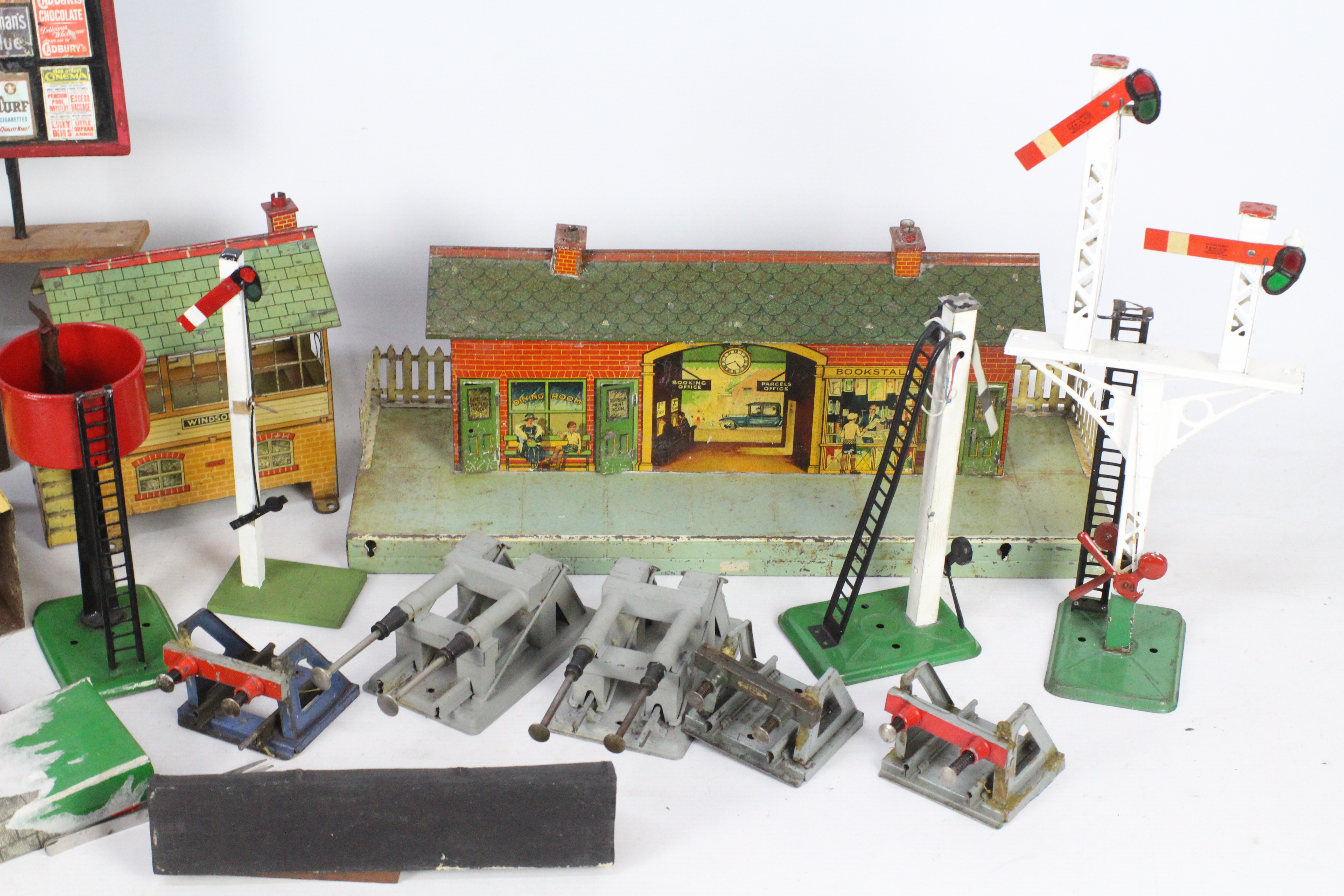 Hornby - Bassett Lowke - A collection of O gauge items including two station buildings, - Image 3 of 4