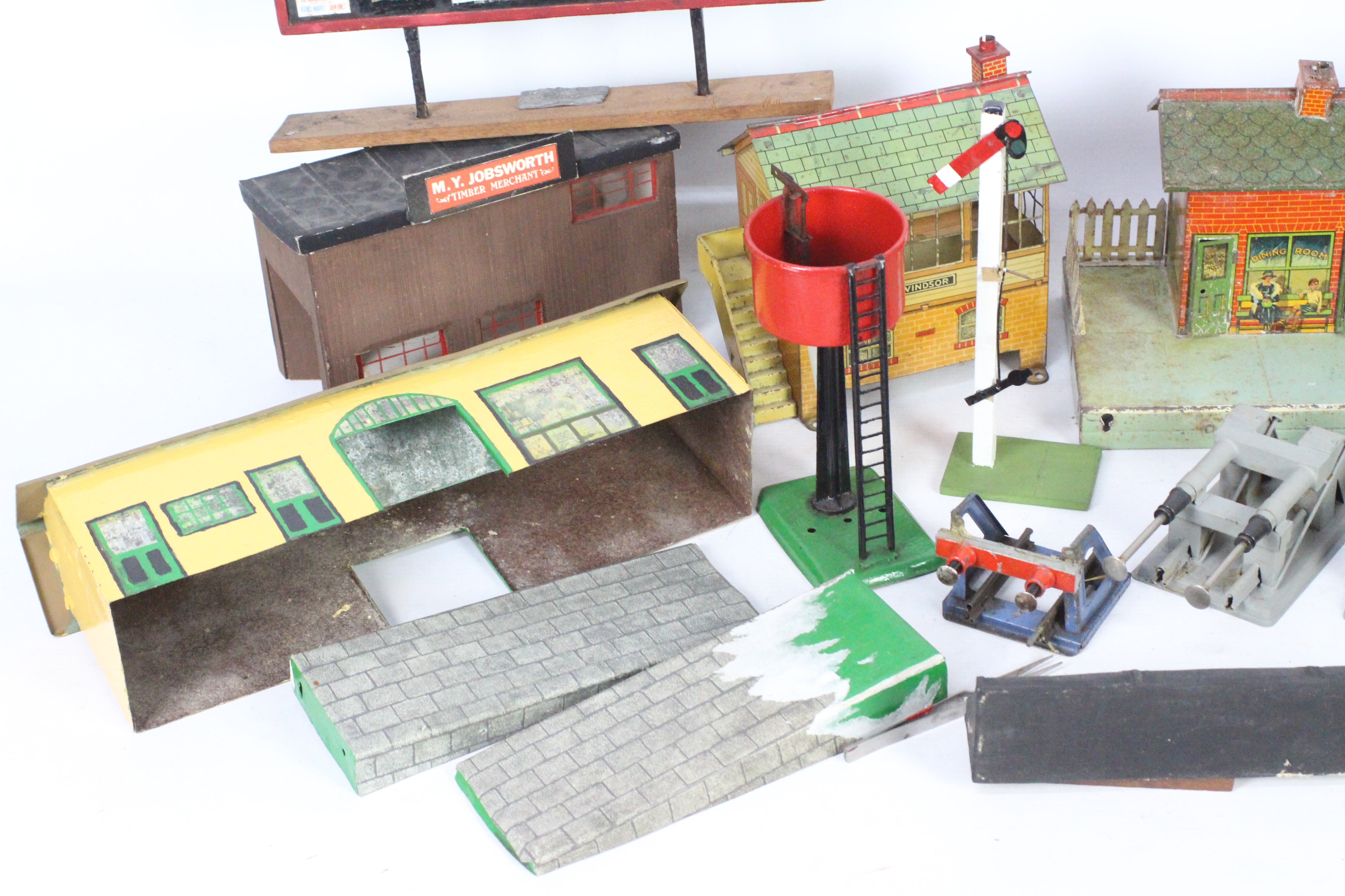 Hornby - Bassett Lowke - A collection of O gauge items including two station buildings, - Image 4 of 4