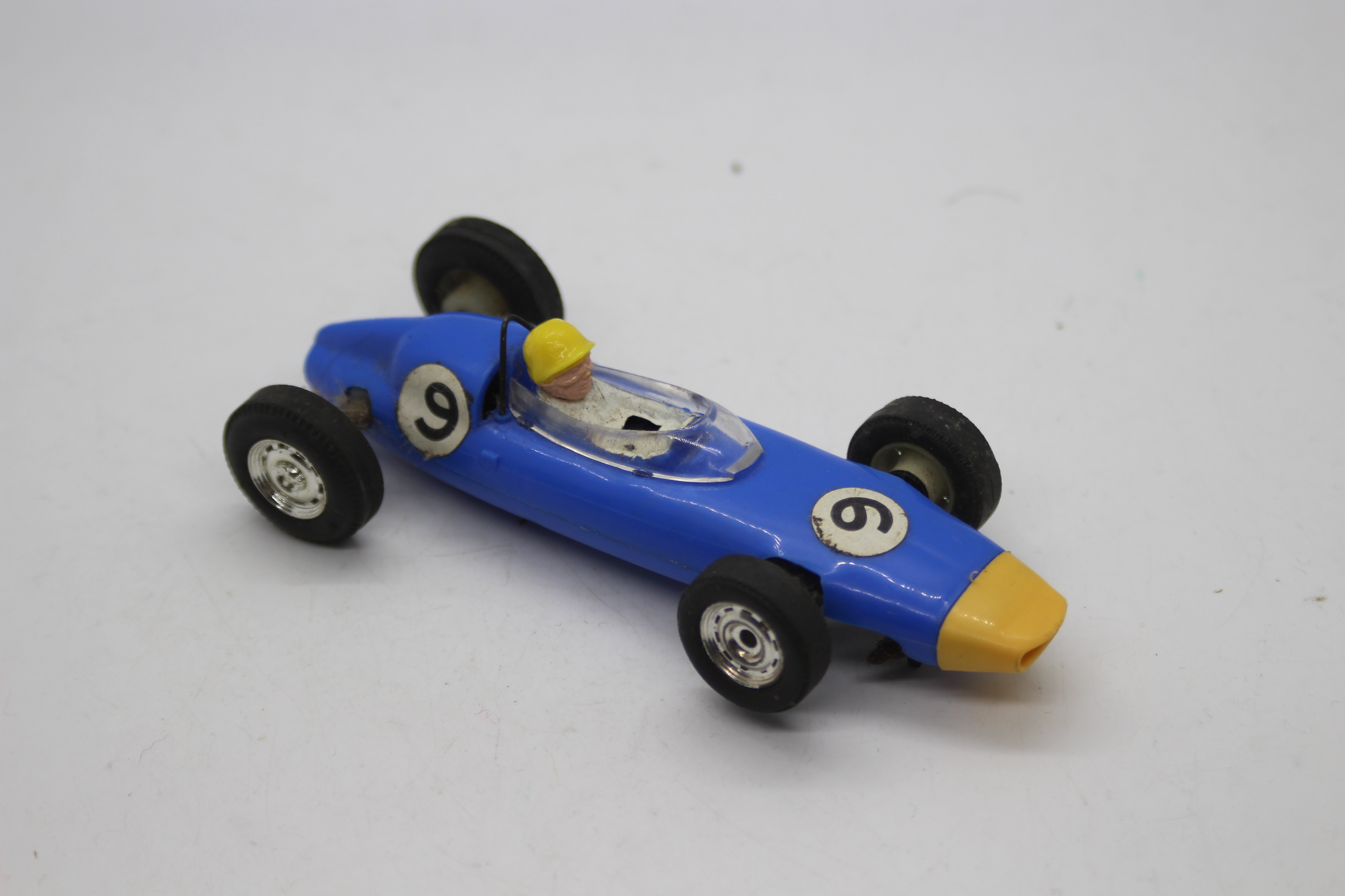 Scalextric - A boxed vintage 1966 Scalextric #70 Model Motor Racing Set. - Image 3 of 4