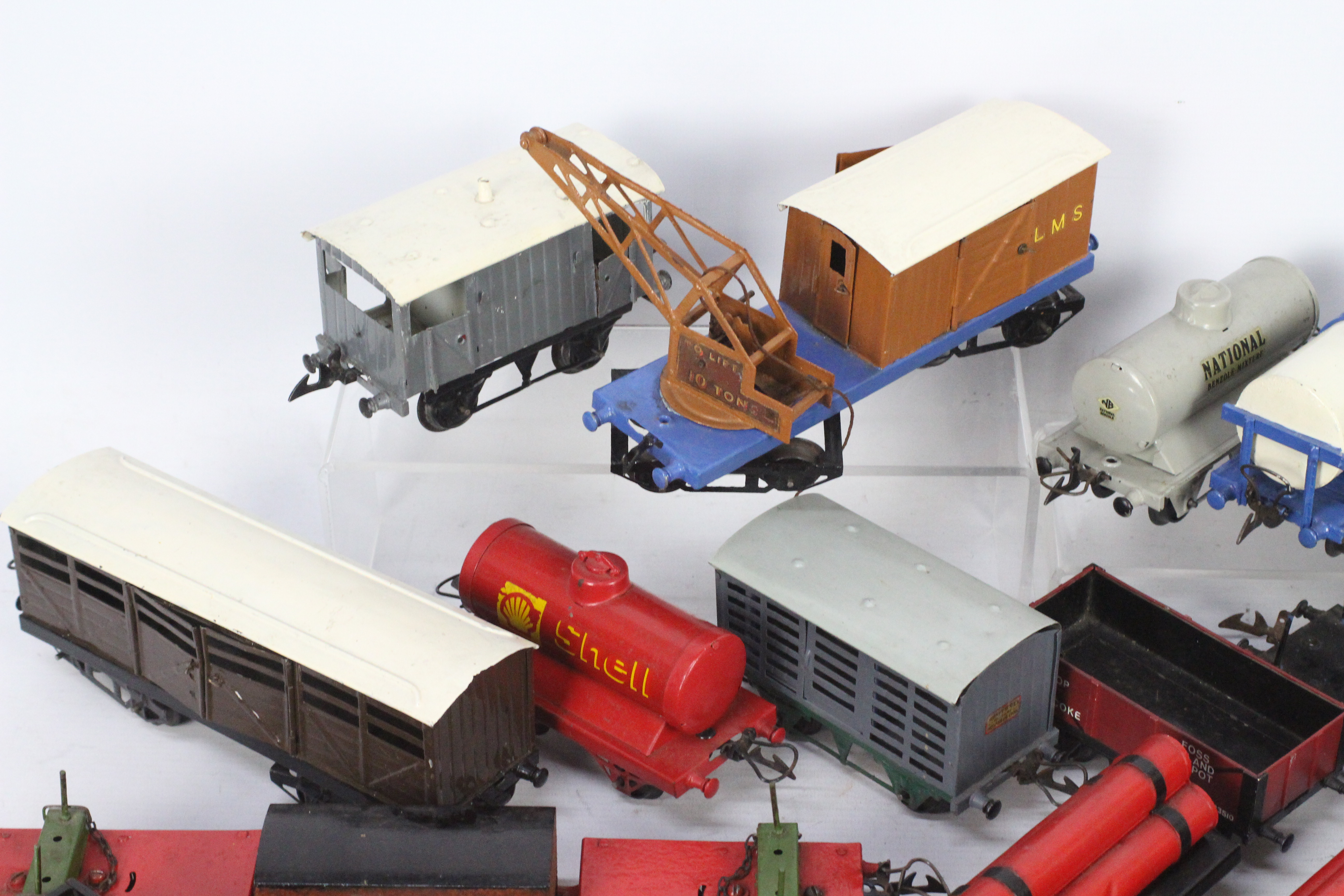 Hornby - A collection of 20 x O gauge wagons including crane truck, tanker wagons, - Image 2 of 4