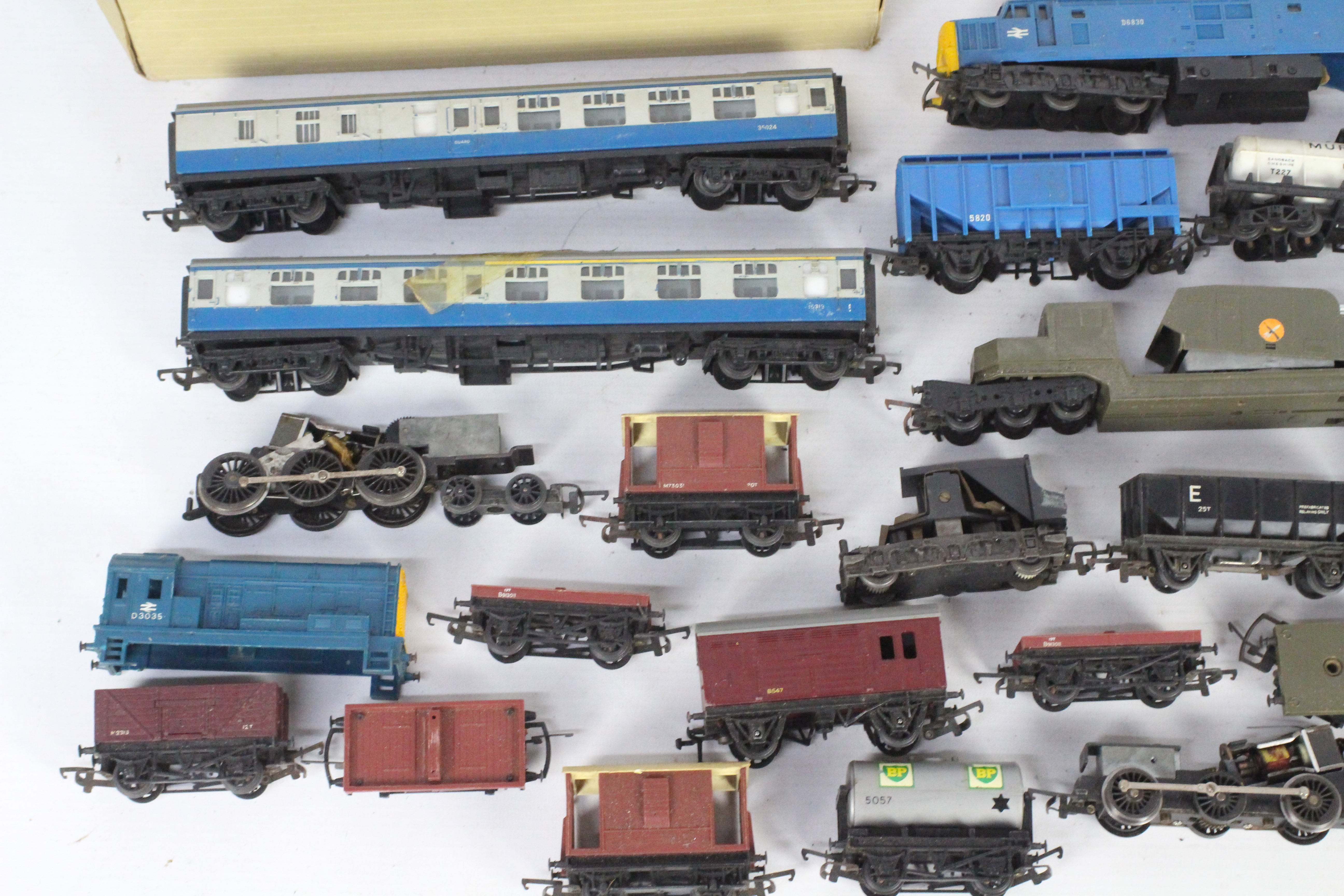 Triang - A small unboxed collection of Triang OO gauge model railway rolling stock, train bodies, - Image 2 of 5