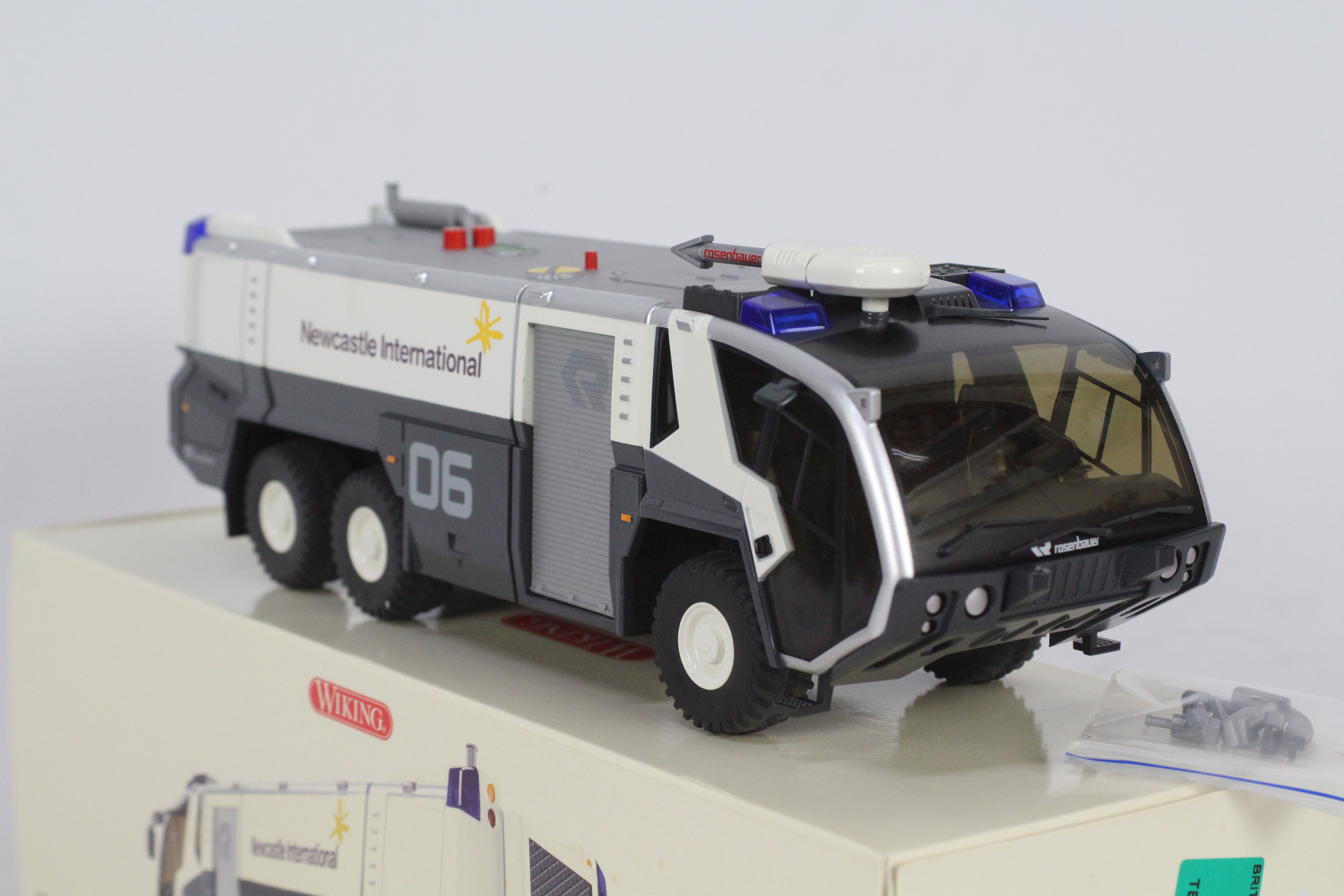 Wiking - A boxed diecast Wiking #043002 1:43 scale Rosenbauer FLF Panther 6x6 ARFF (Airport Rescue - Image 3 of 3