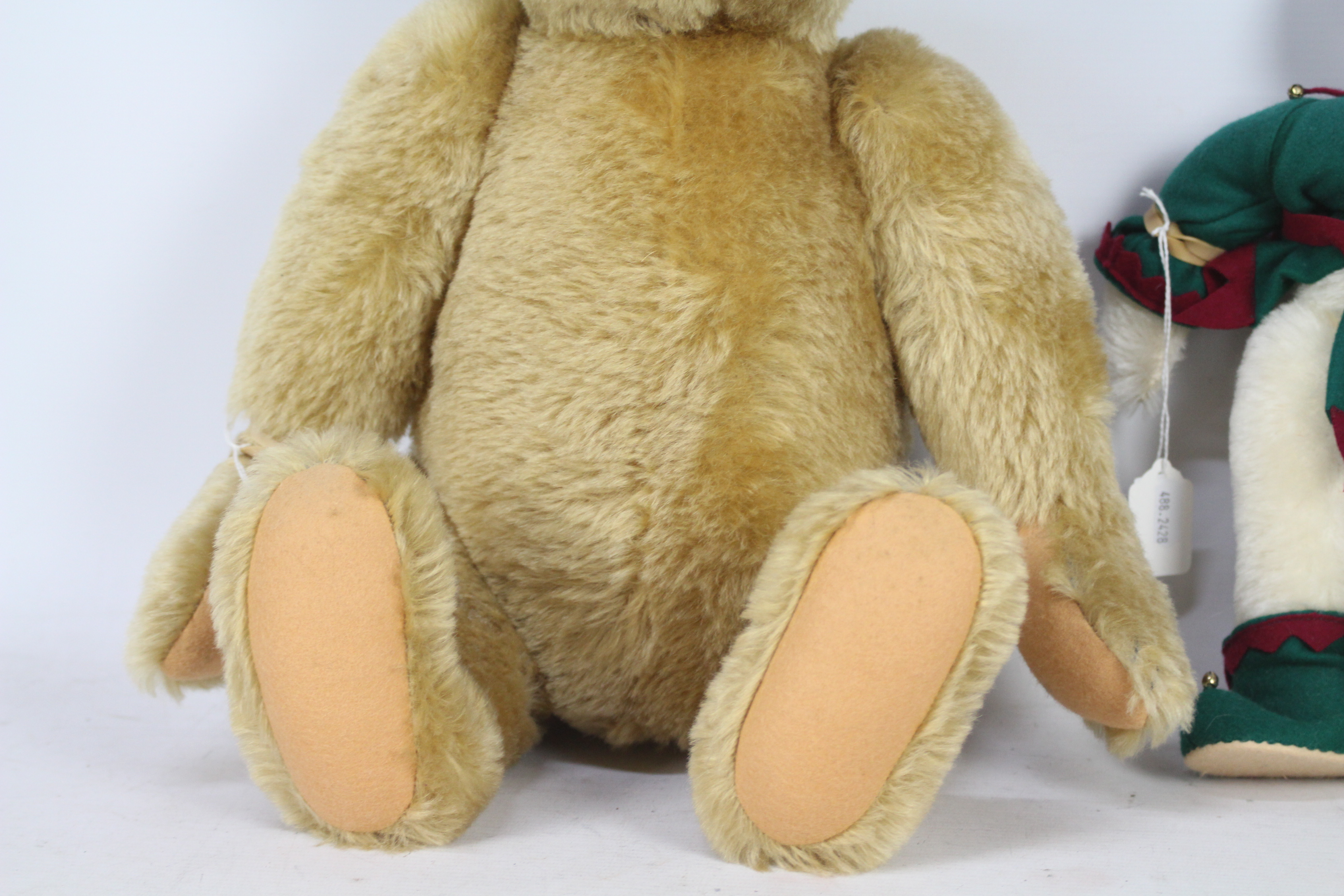 Steiff - Two mohair teddy bears with glass eyes, stitched nose and suede paws. - Image 3 of 6