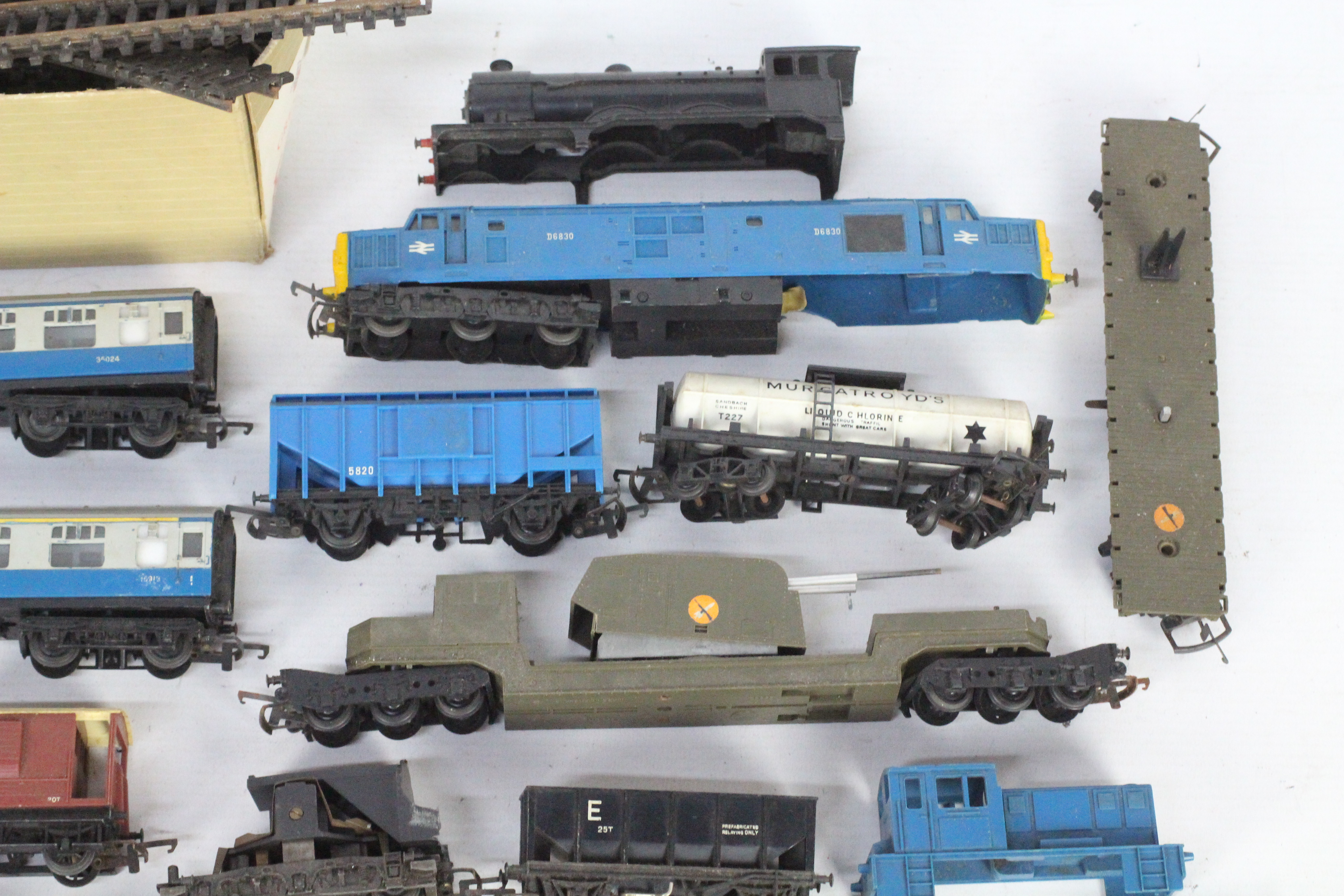 Triang - A small unboxed collection of Triang OO gauge model railway rolling stock, train bodies, - Image 3 of 5