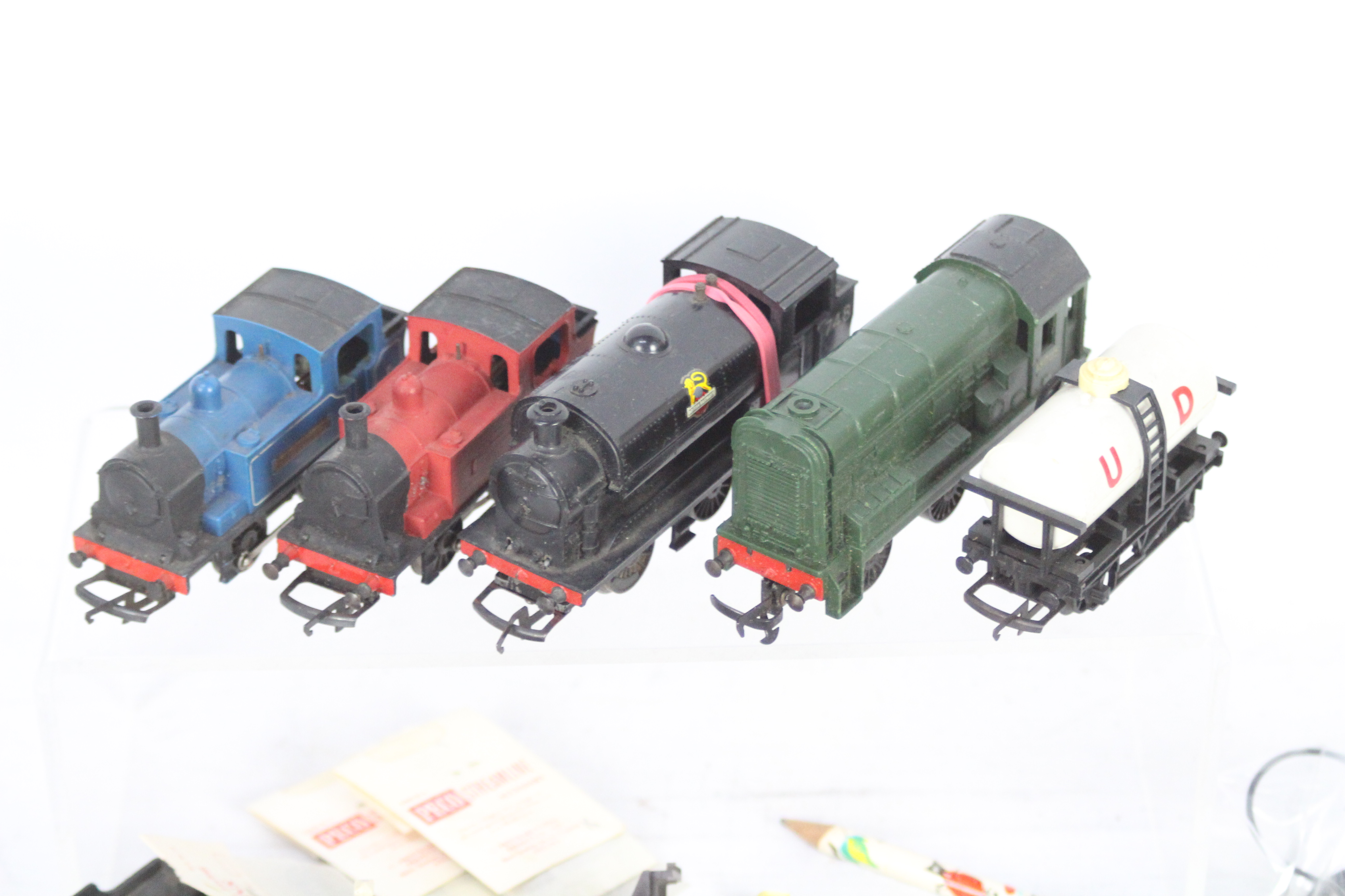Hornby - Tri-ang - Peco - A collection of OO gauge locos and accessory items including 0-4-0 loco - Image 2 of 3