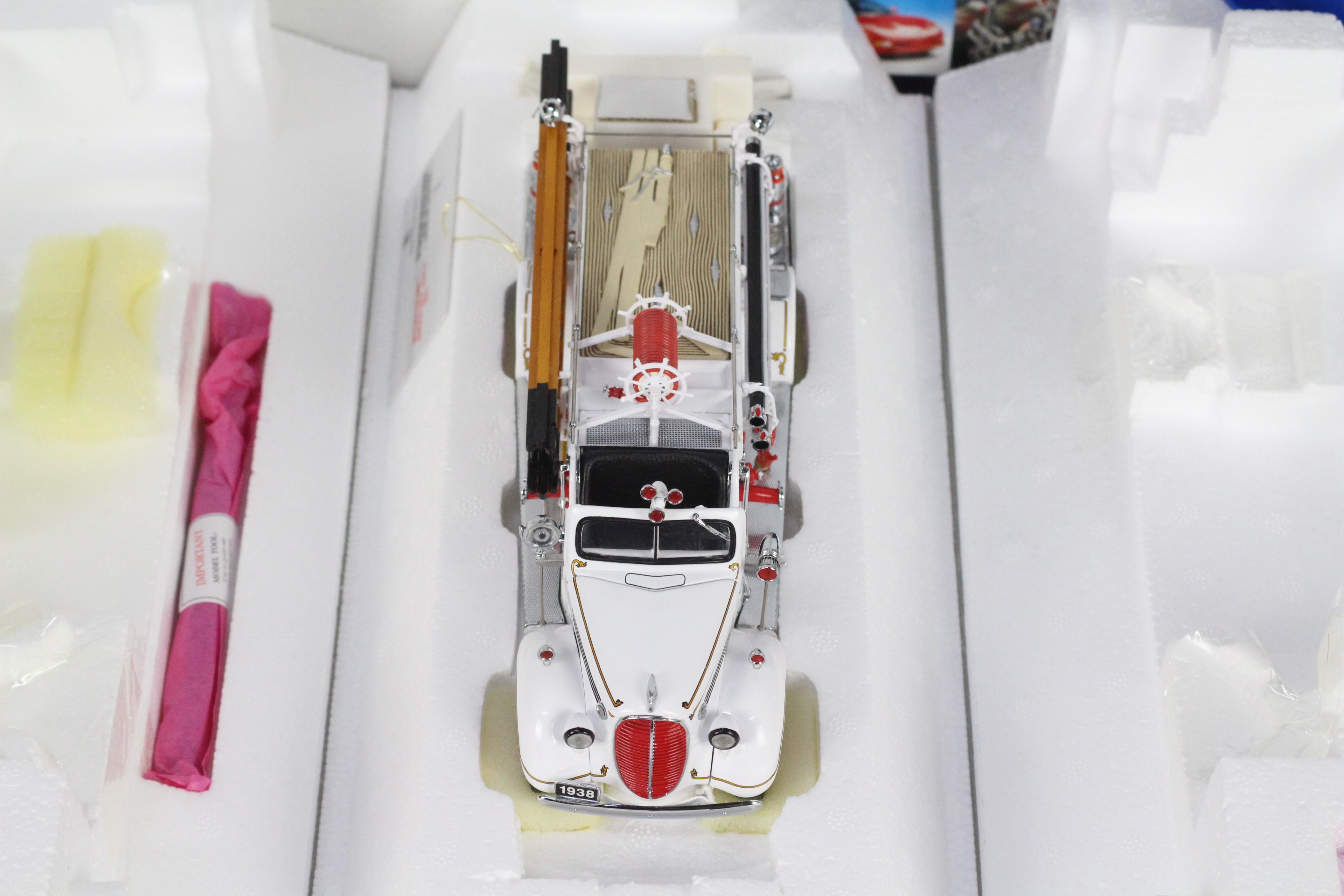 Franklin Mint - A boxed Franklin Mint 1:32 scale 1938 Ford Fire Engine. - Image 2 of 7