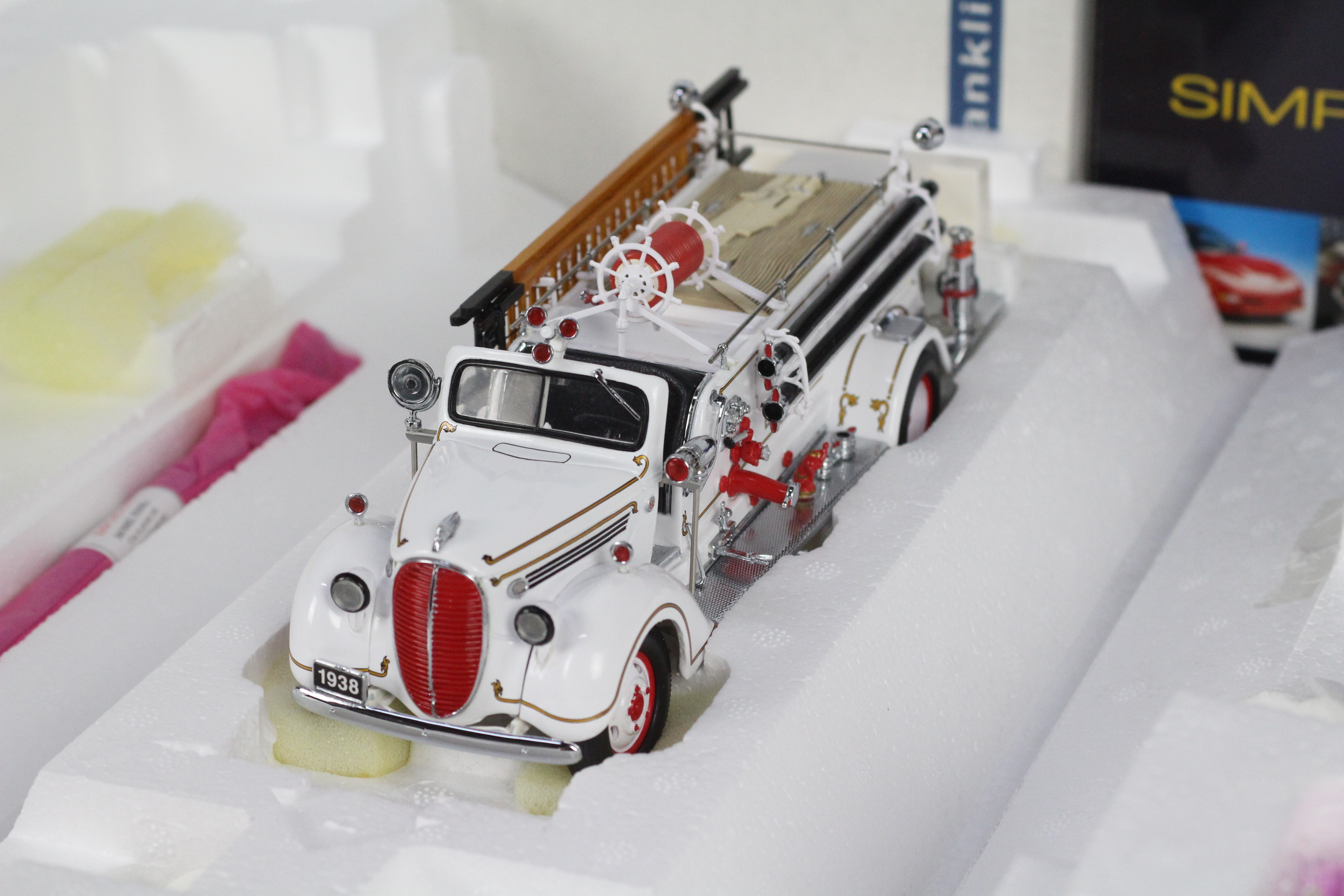 Franklin Mint - A boxed Franklin Mint 1:32 scale 1938 Ford Fire Engine. - Image 3 of 7