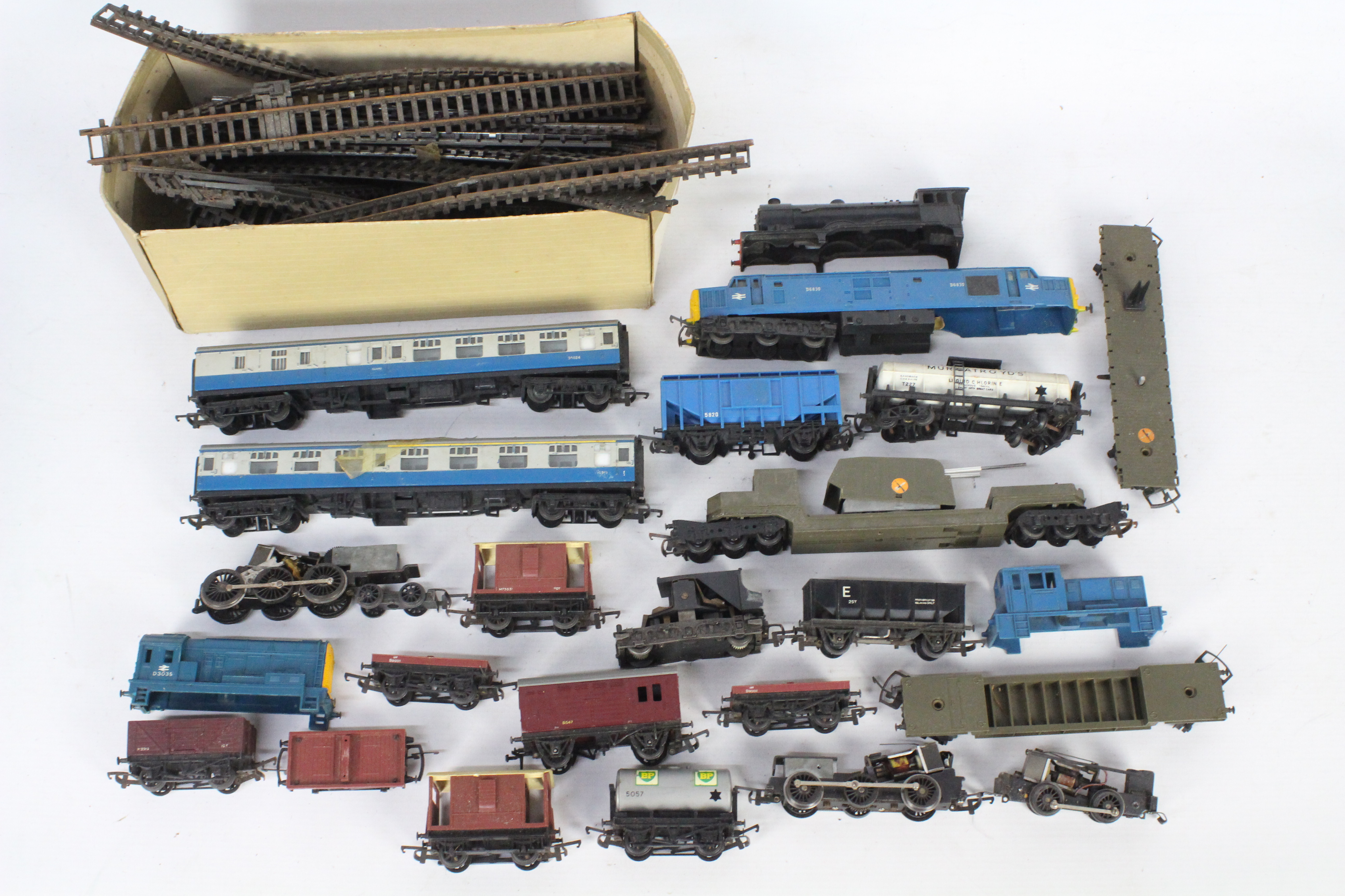 Triang - A small unboxed collection of Triang OO gauge model railway rolling stock, train bodies,