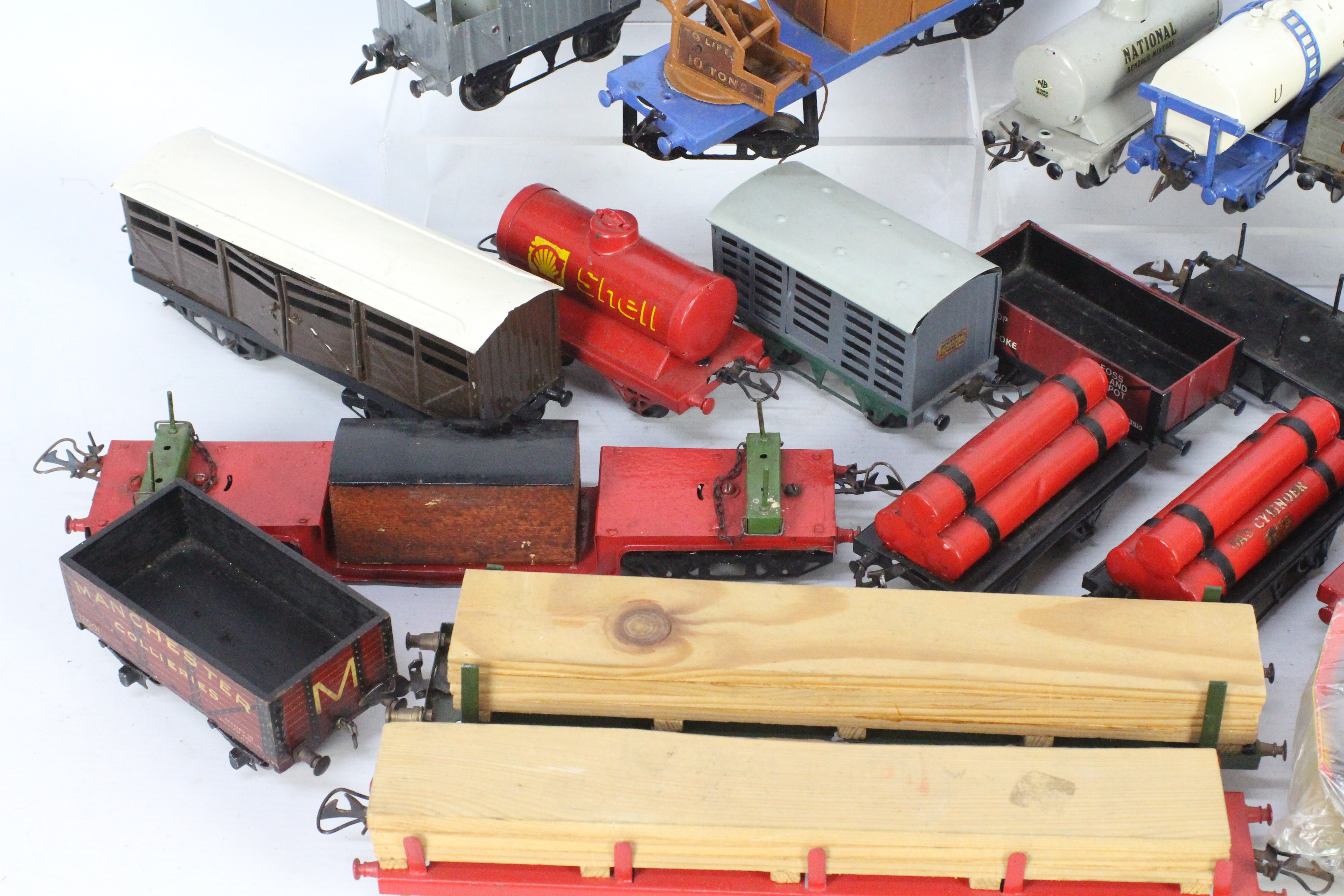 Hornby - A collection of 20 x O gauge wagons including crane truck, tanker wagons, - Image 3 of 4