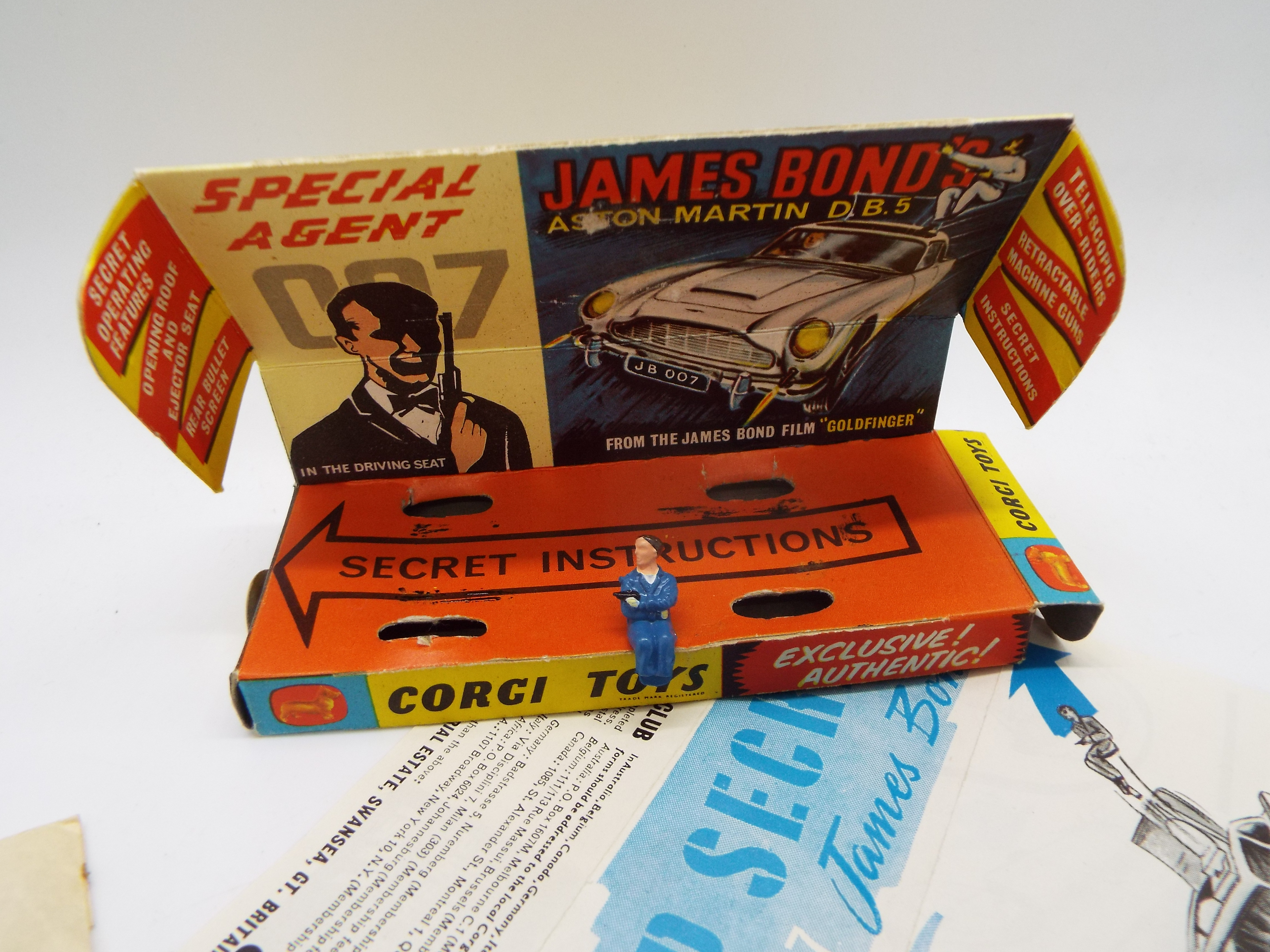 Corgi - A boxed James Bond Aston Martin DB5 # 261. - Image 3 of 6