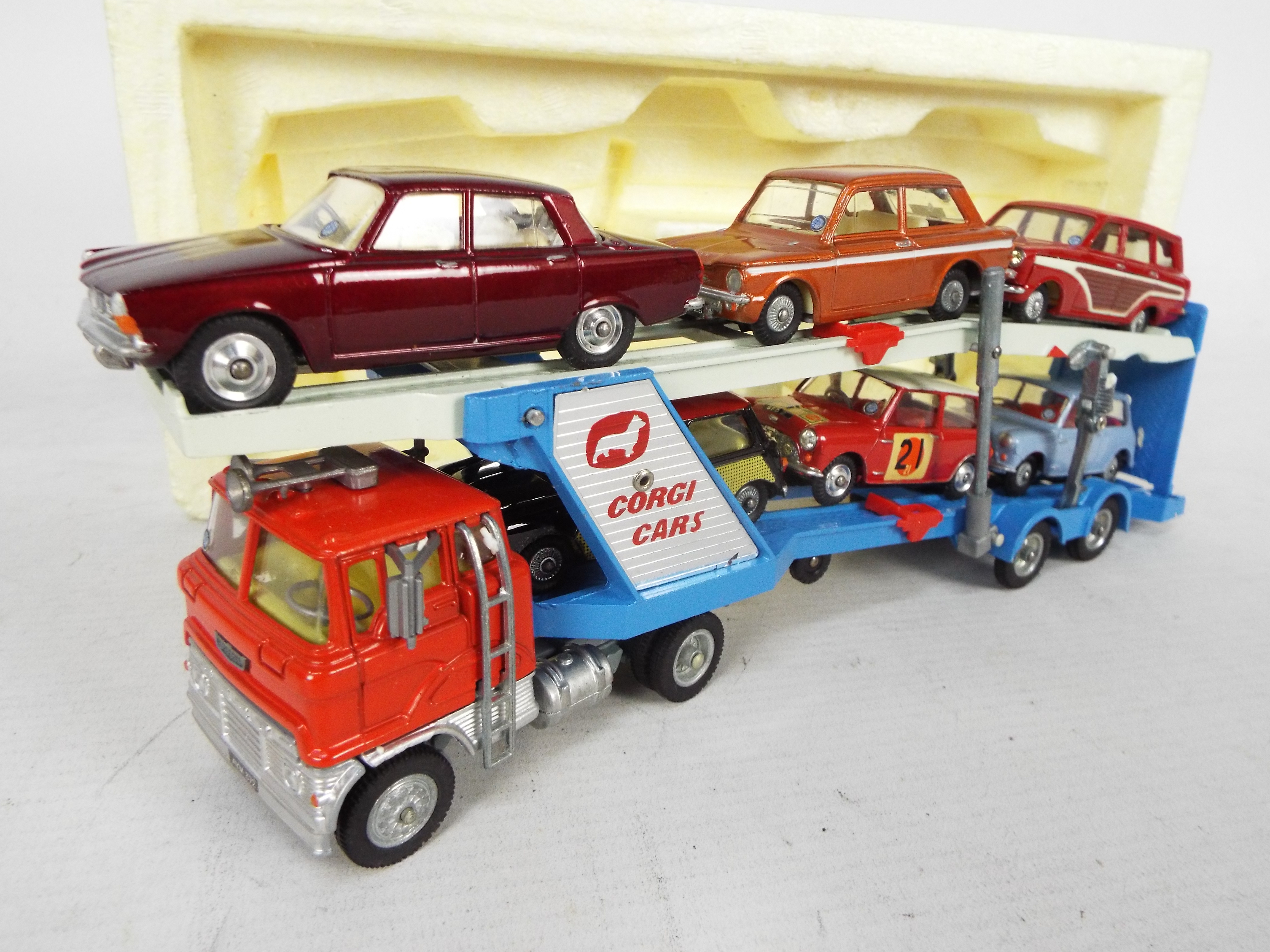 Corgi - A boxed Gift Set 41 with Ford Car Transporter carrying three BMC Minis, - Image 5 of 6