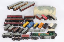 Hornby Dublo - A collection of 32 x unboxed wagons and coaches plus a plastic moulded tunnel.