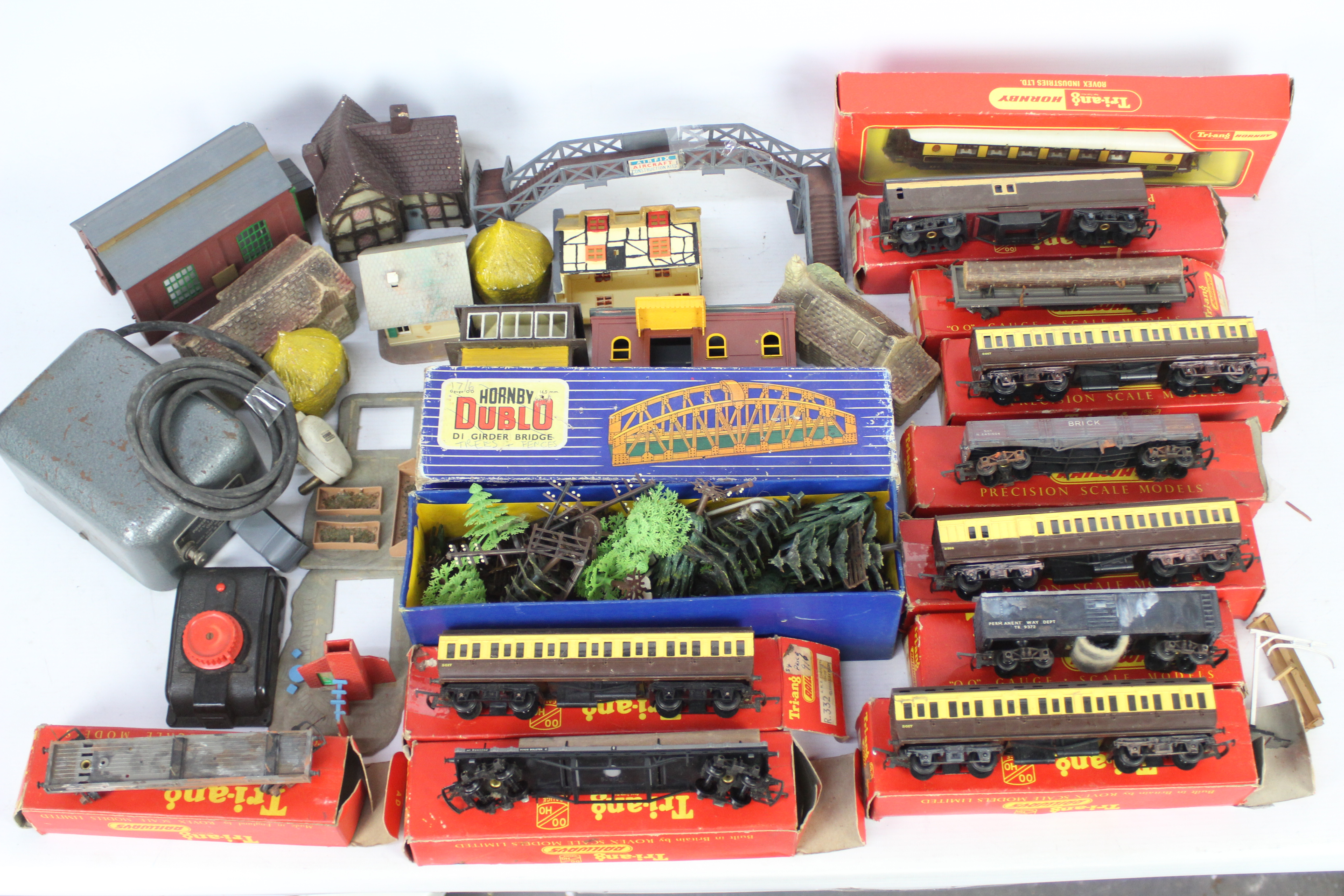 Tri-ang - Hornby - A collection of OO gauge items including 11 x boxed wagons and coaches,