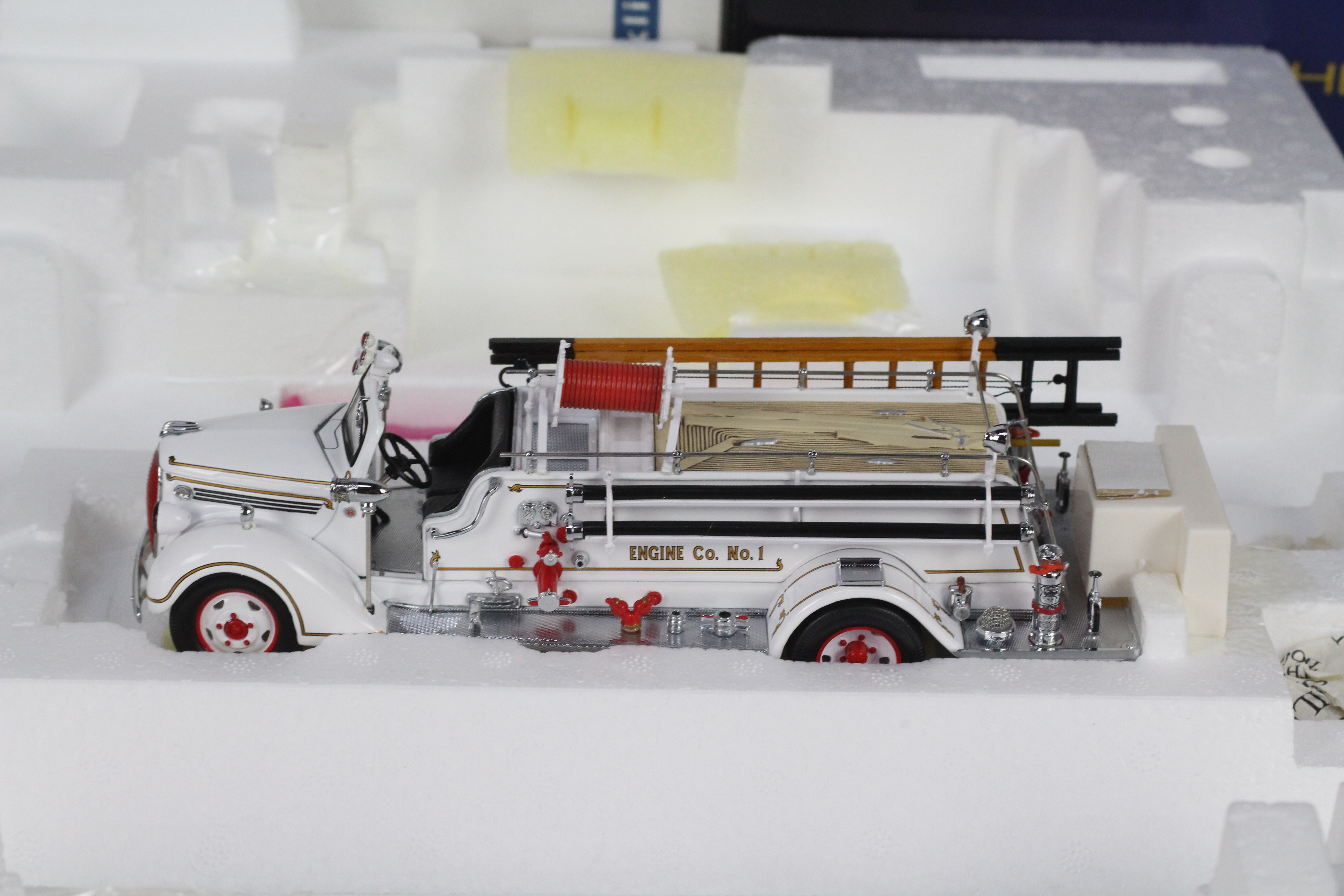 Franklin Mint - A boxed Franklin Mint 1:32 scale 1938 Ford Fire Engine. - Image 4 of 7