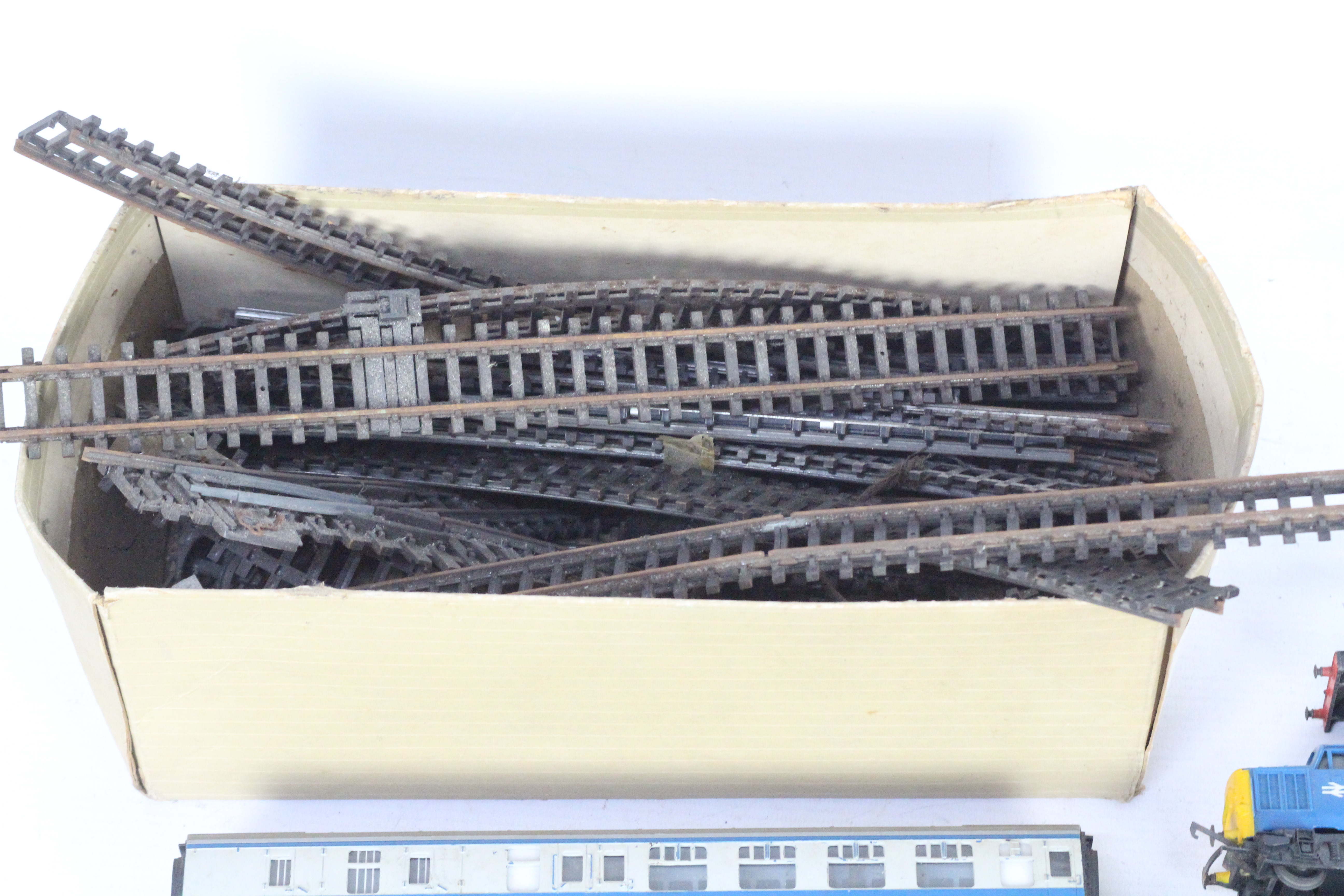 Triang - A small unboxed collection of Triang OO gauge model railway rolling stock, train bodies, - Image 5 of 5