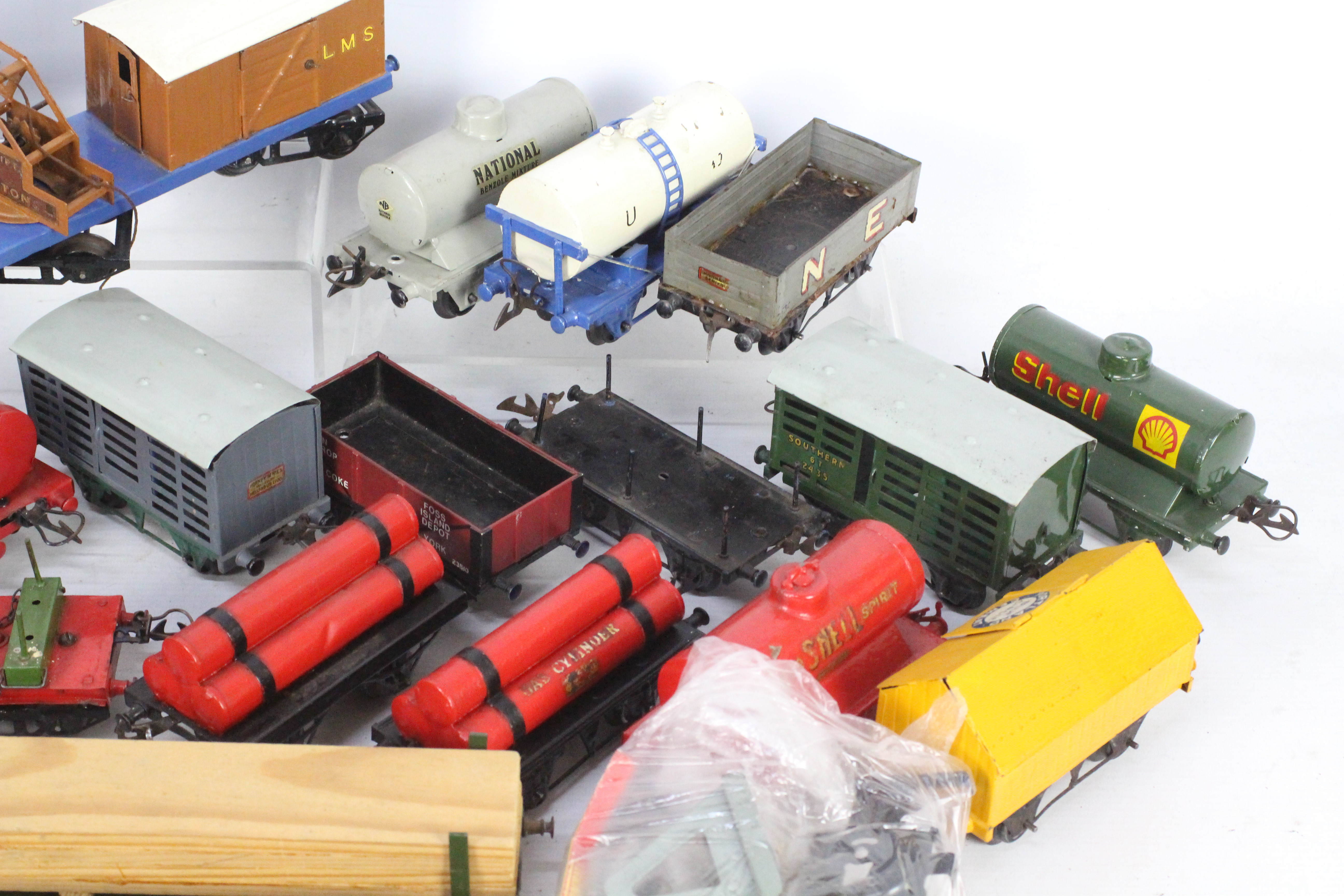 Hornby - A collection of 20 x O gauge wagons including crane truck, tanker wagons, - Image 4 of 4