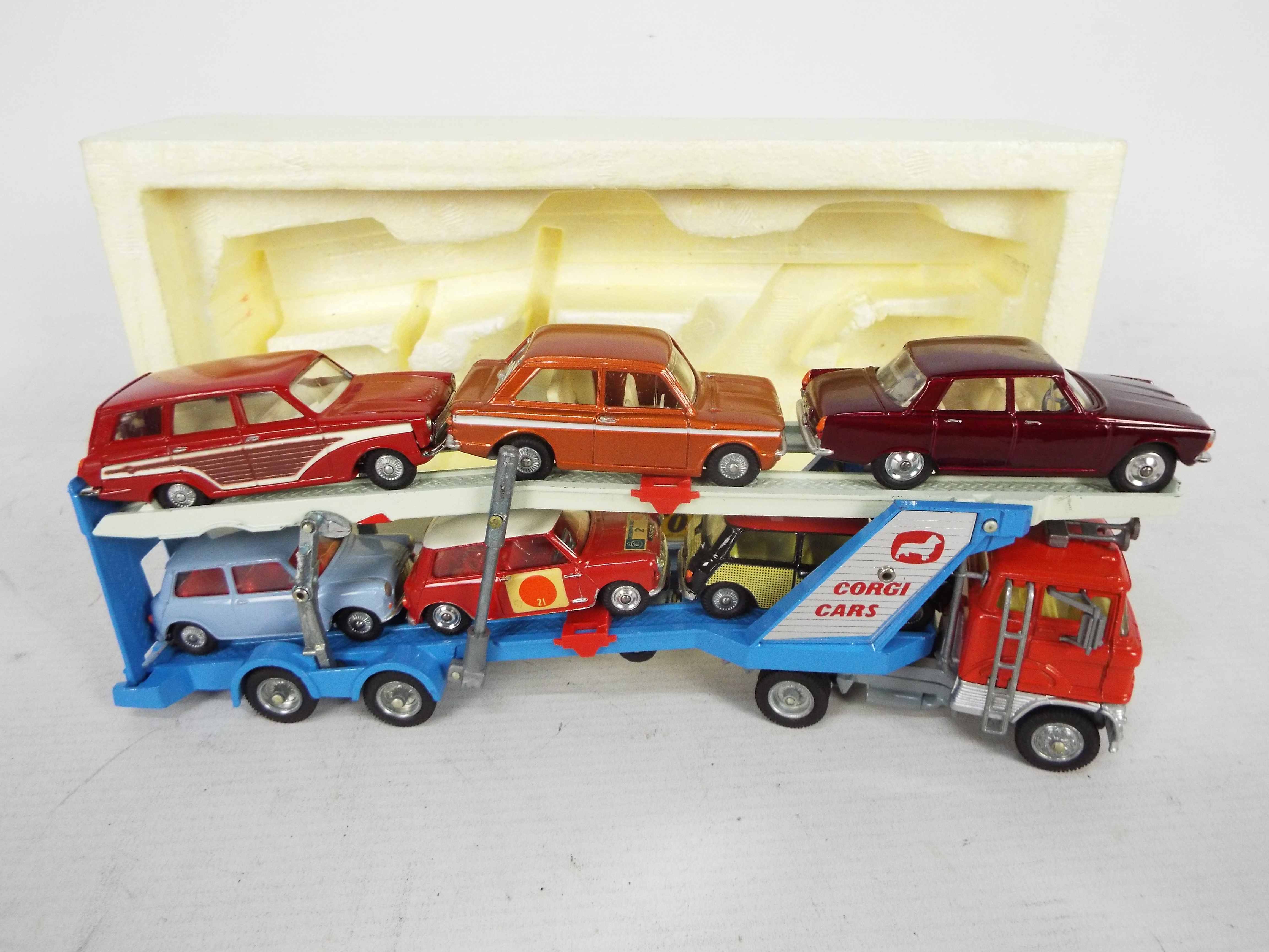 Corgi - A boxed Gift Set 41 with Ford Car Transporter carrying three BMC Minis, - Image 4 of 6