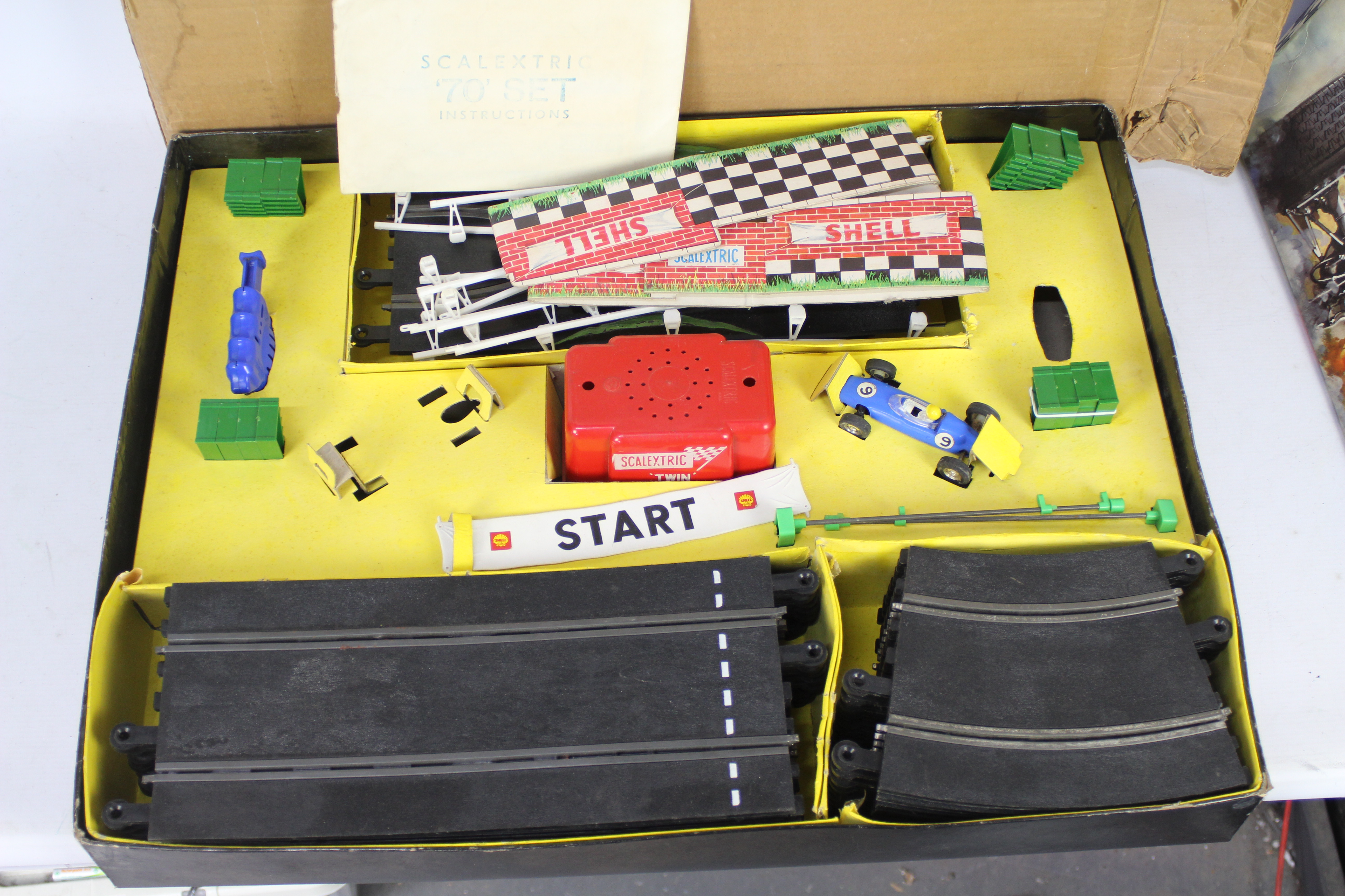 Scalextric - A boxed vintage 1966 Scalextric #70 Model Motor Racing Set. - Image 2 of 4