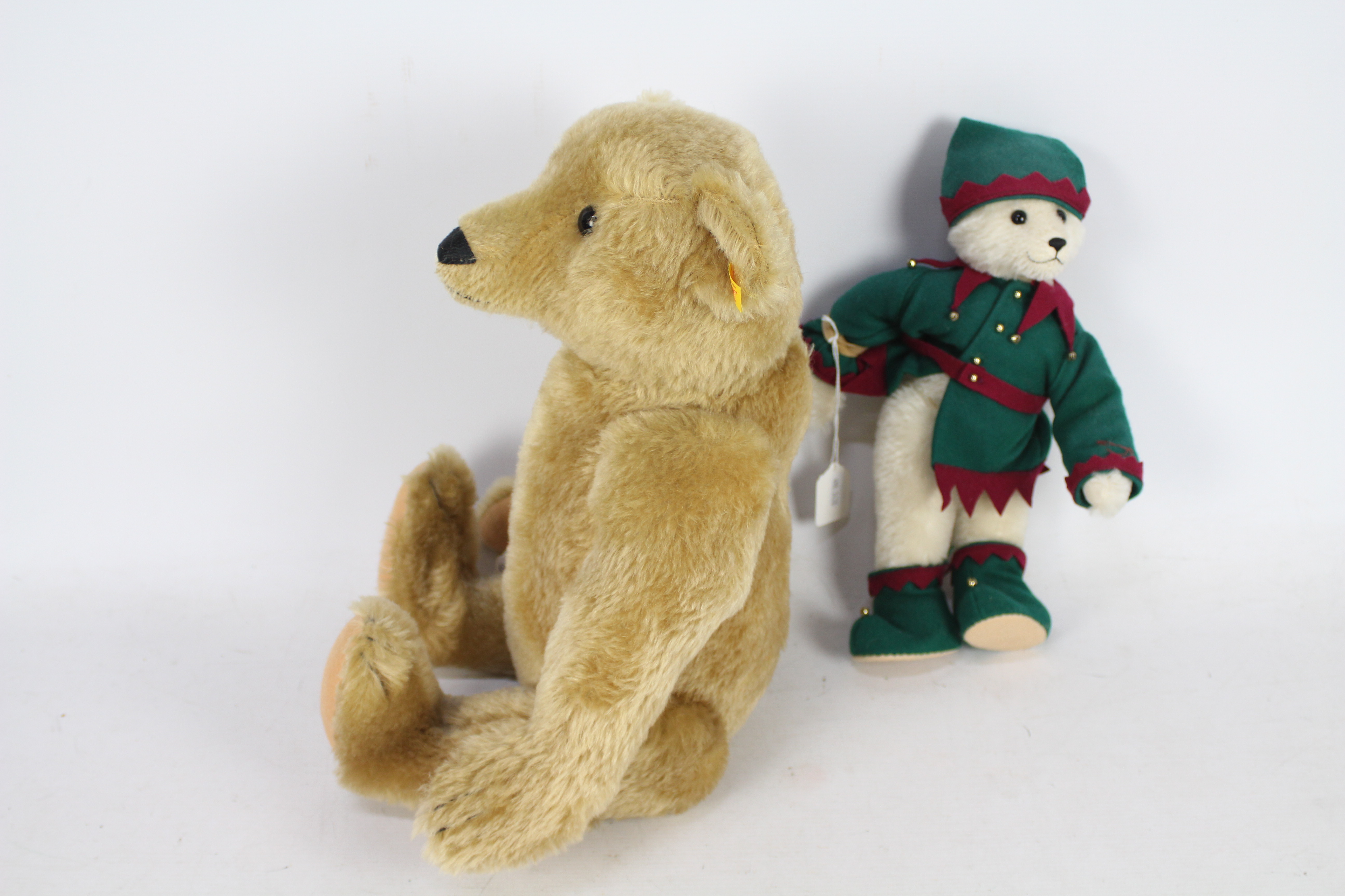 Steiff - Two mohair teddy bears with glass eyes, stitched nose and suede paws. - Image 4 of 6