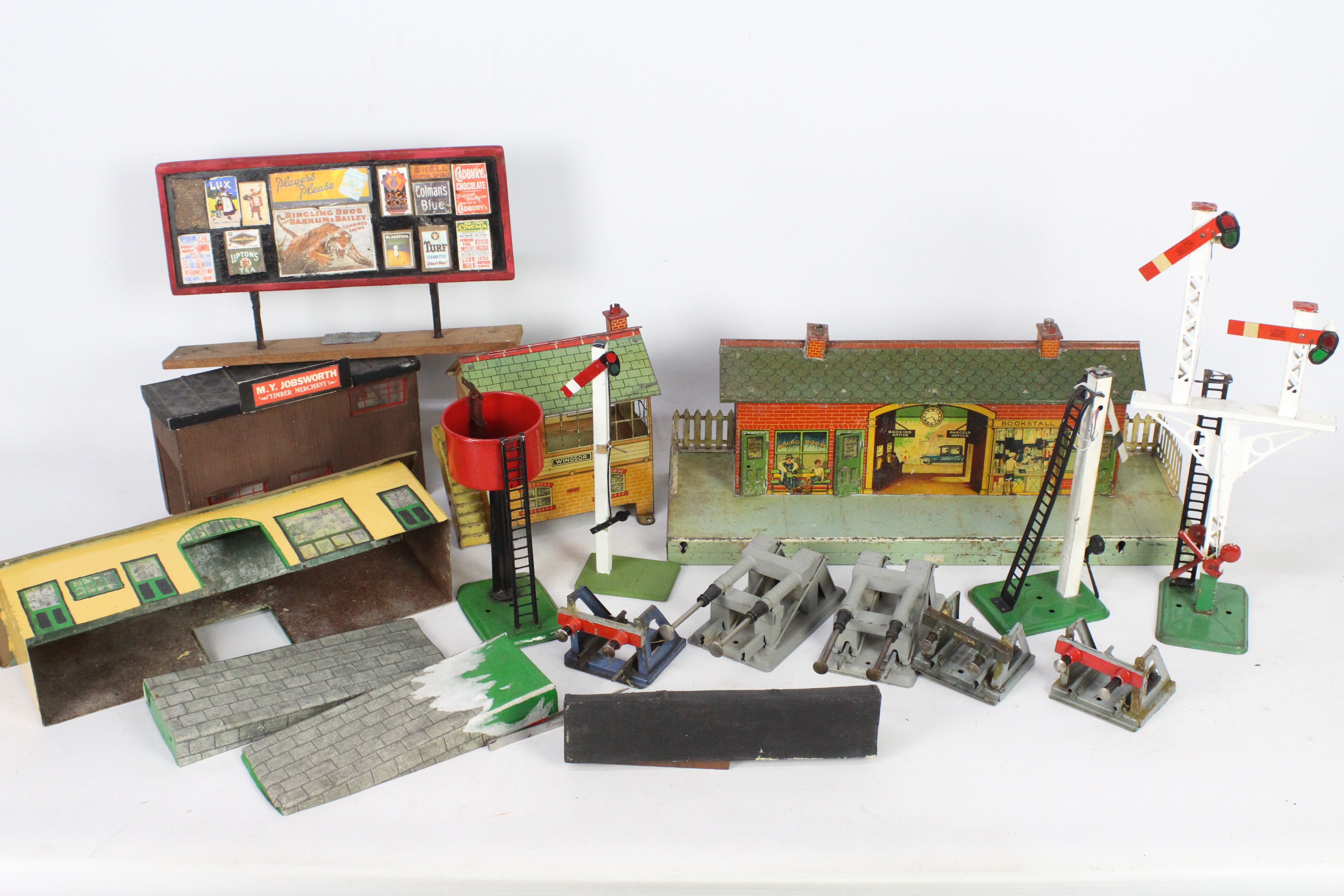Hornby - Bassett Lowke - A collection of O gauge items including two station buildings,