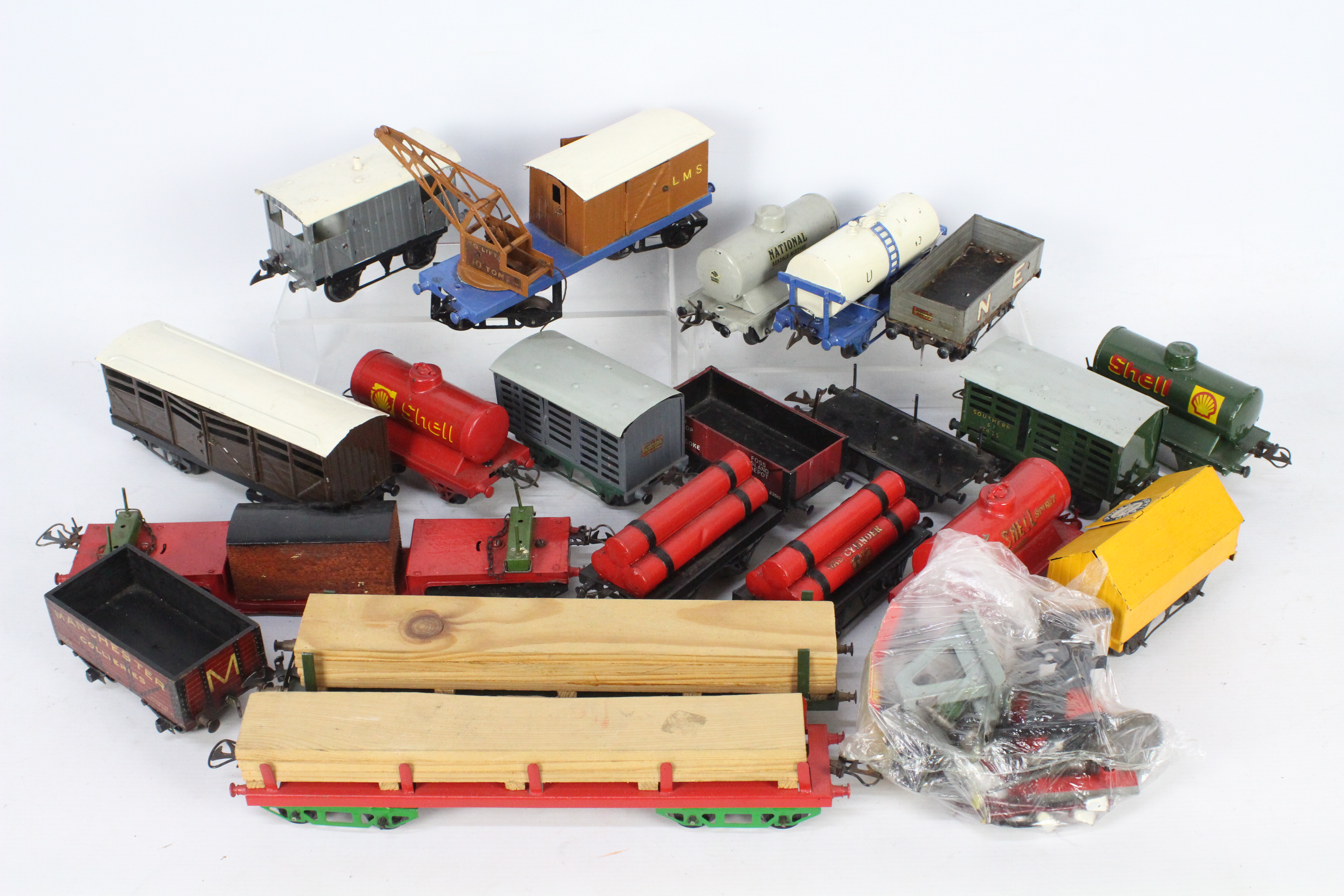 Hornby - A collection of 20 x O gauge wagons including crane truck, tanker wagons,