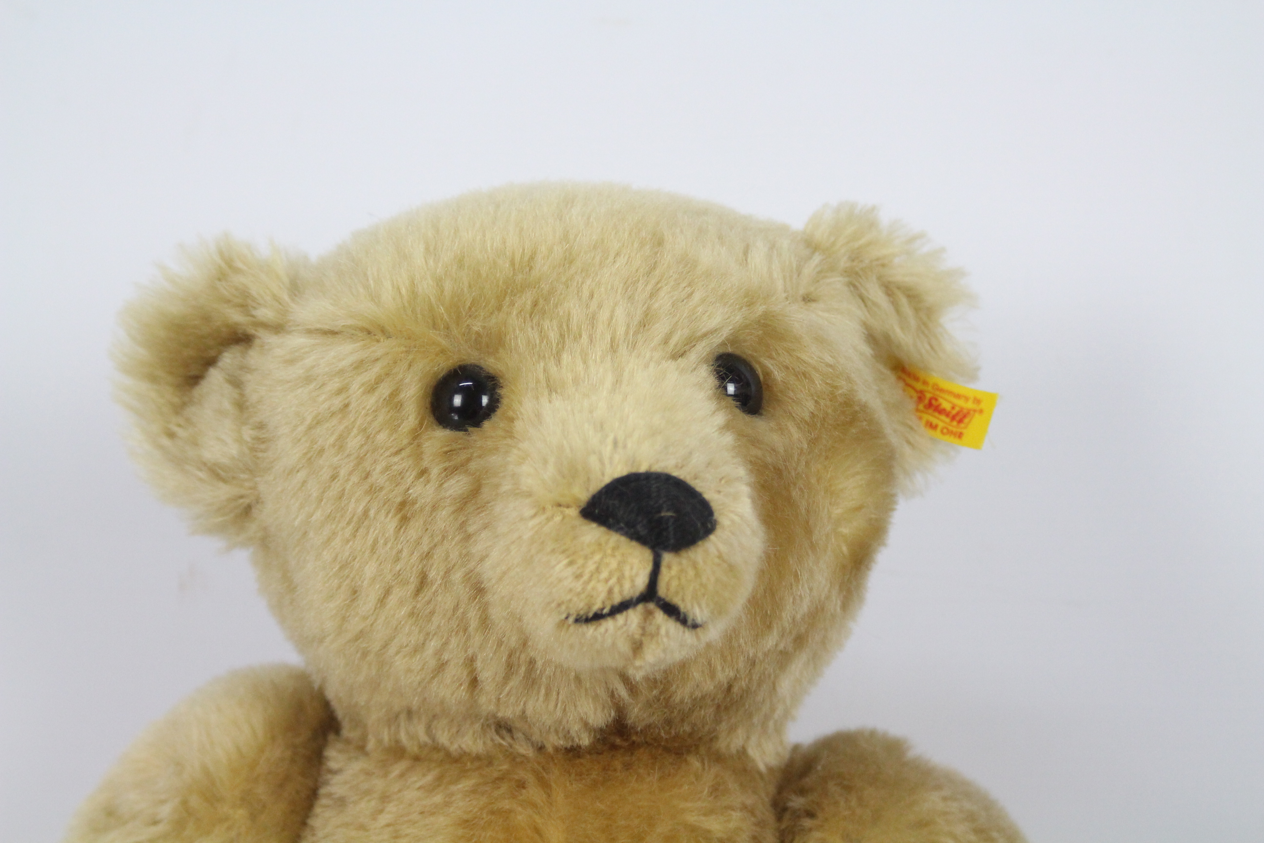 Steiff - Two mohair teddy bears with glass eyes, stitched nose and suede paws. - Image 2 of 6