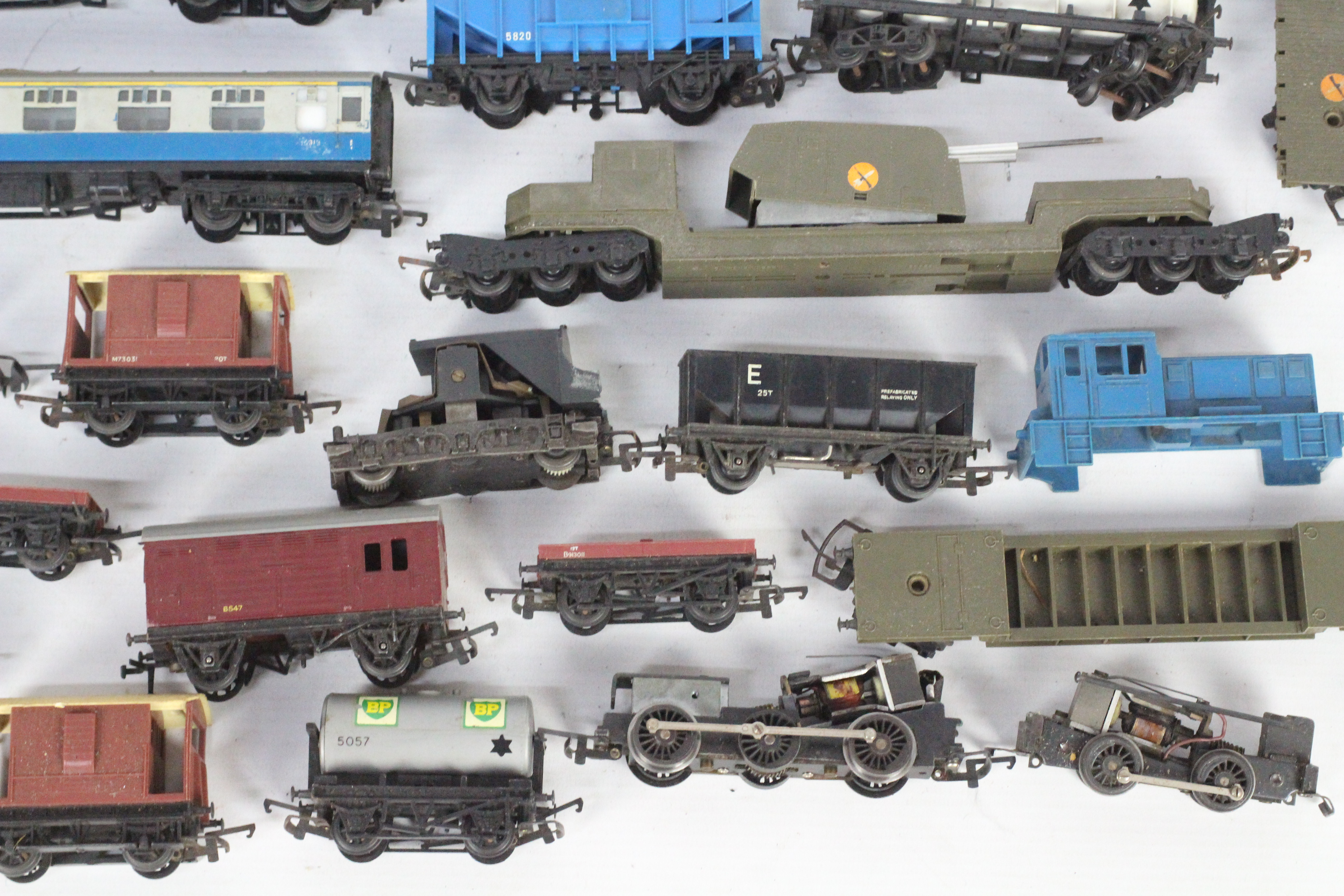 Triang - A small unboxed collection of Triang OO gauge model railway rolling stock, train bodies, - Image 4 of 5