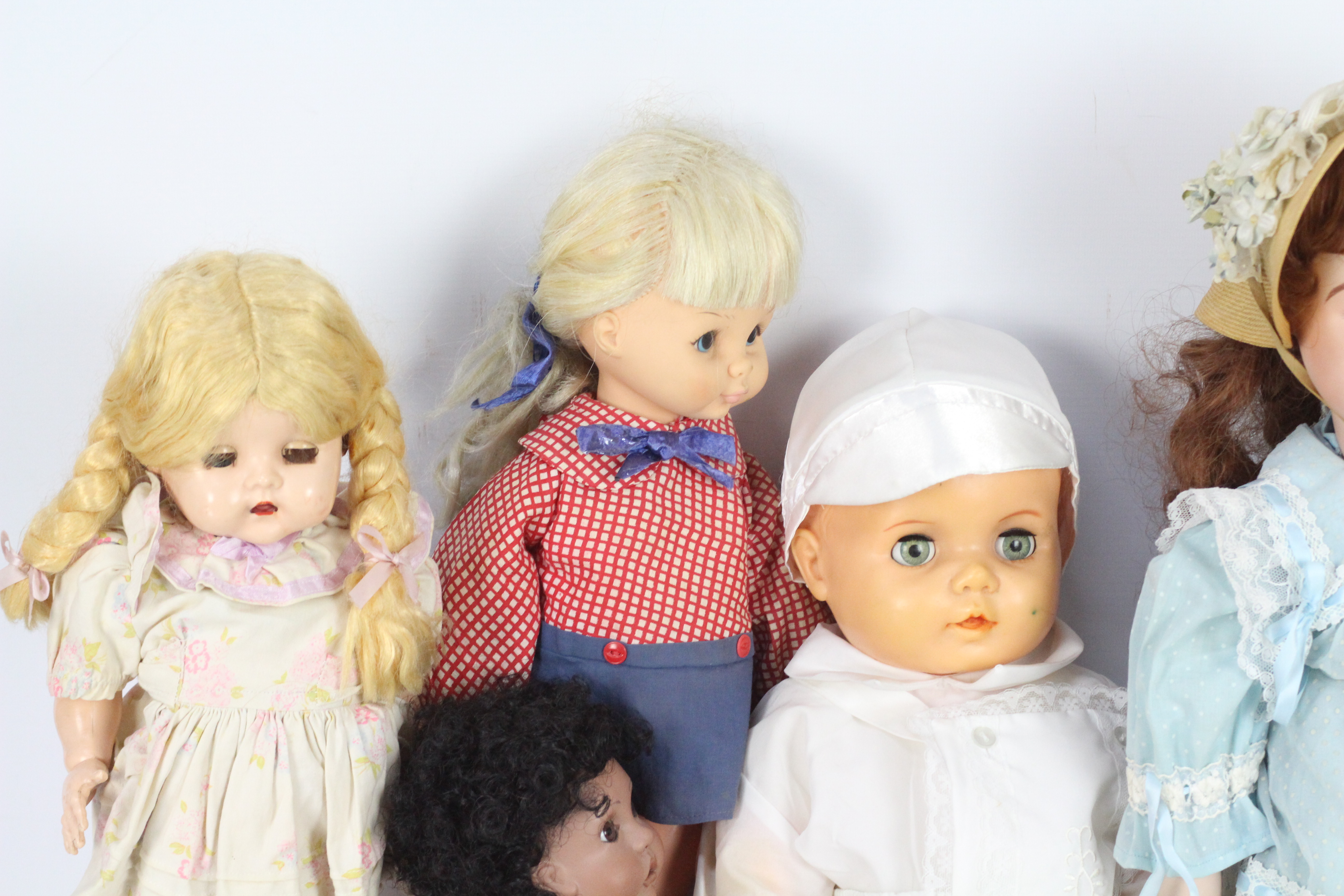 Horsman - Pedigree - Stow - Dolls of Distinction - A collection of 5 x dolls including a 1994 Dolls - Image 2 of 4