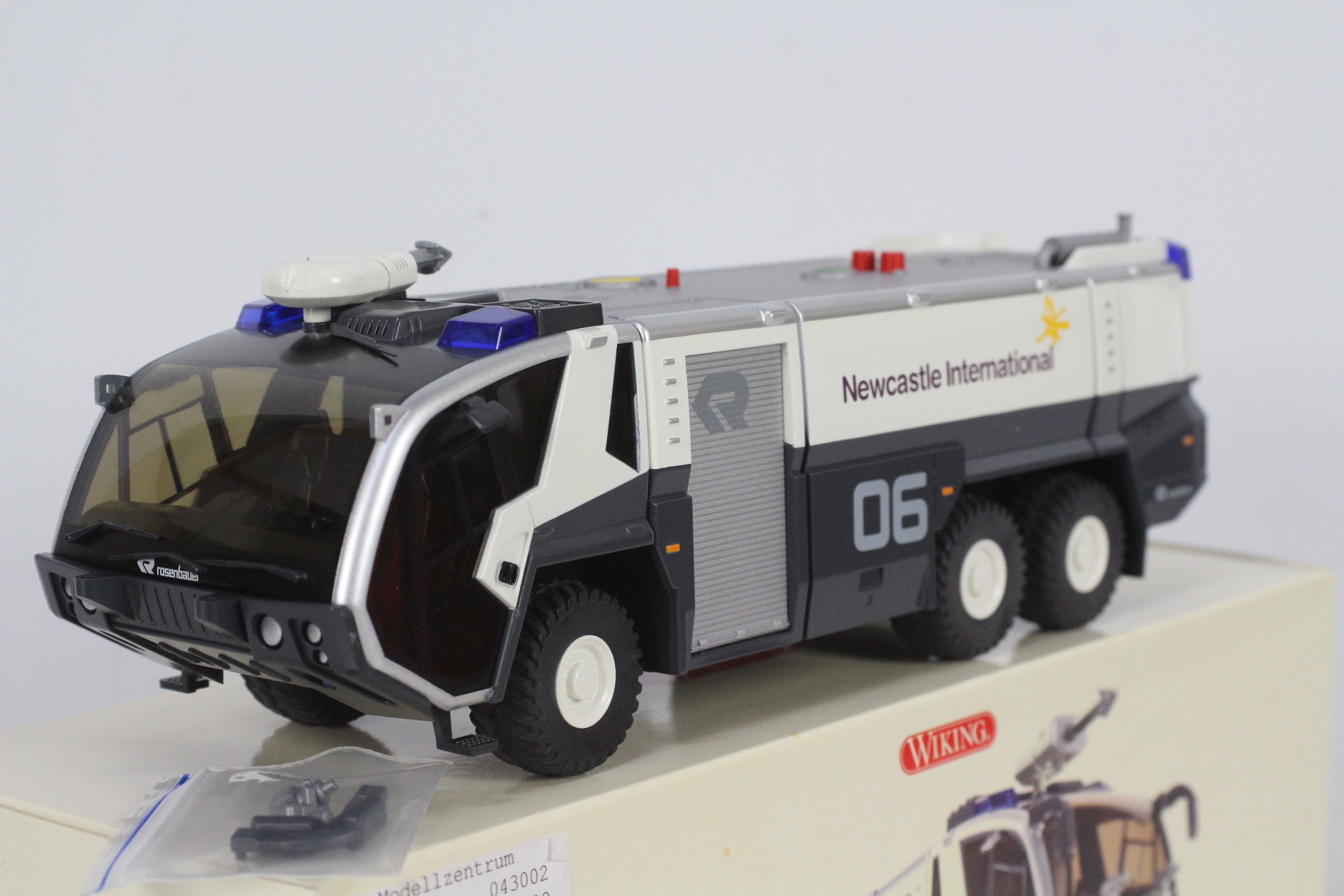 Wiking - A boxed diecast Wiking #043002 1:43 scale Rosenbauer FLF Panther 6x6 ARFF (Airport Rescue - Image 2 of 3