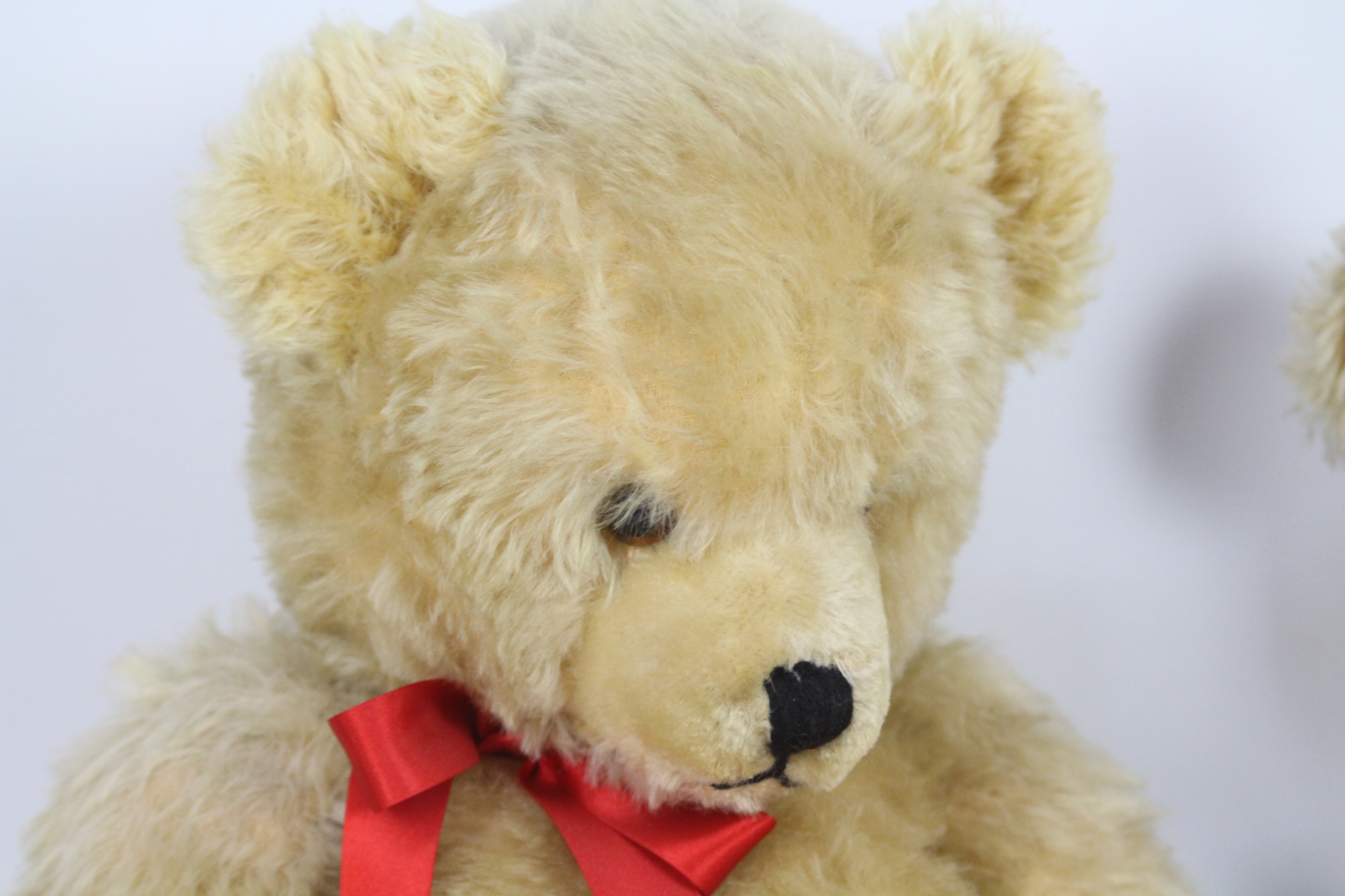 Two mohair teddy bears with glass eyes, metal joints, and stitched nose. - Image 5 of 6