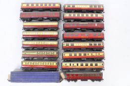 Hornby - A rake of 15 predominately unboxed Hornby Dublo carriages.