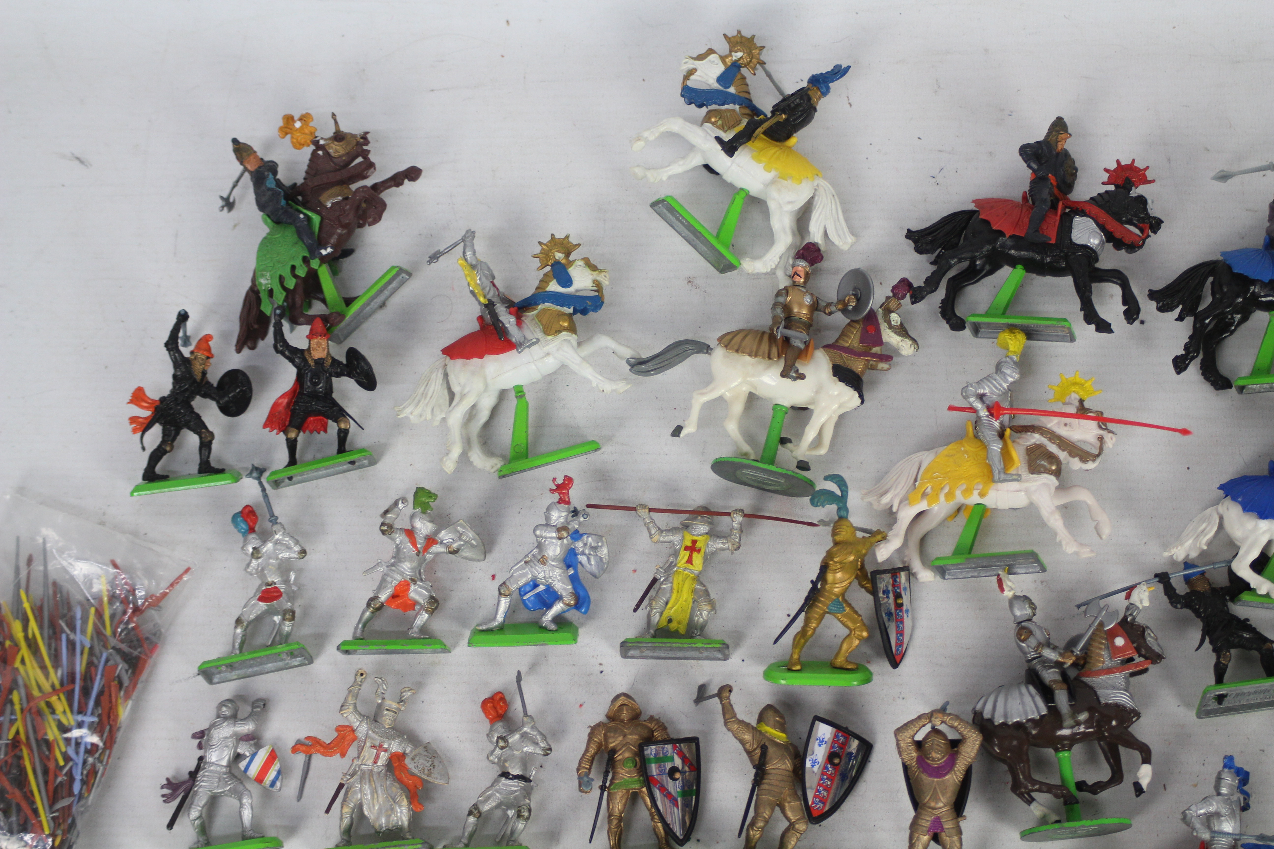 A large collection of Britains Ltd - Deetail painted plastic figures including Knights and Saracens - Bild 3 aus 5
