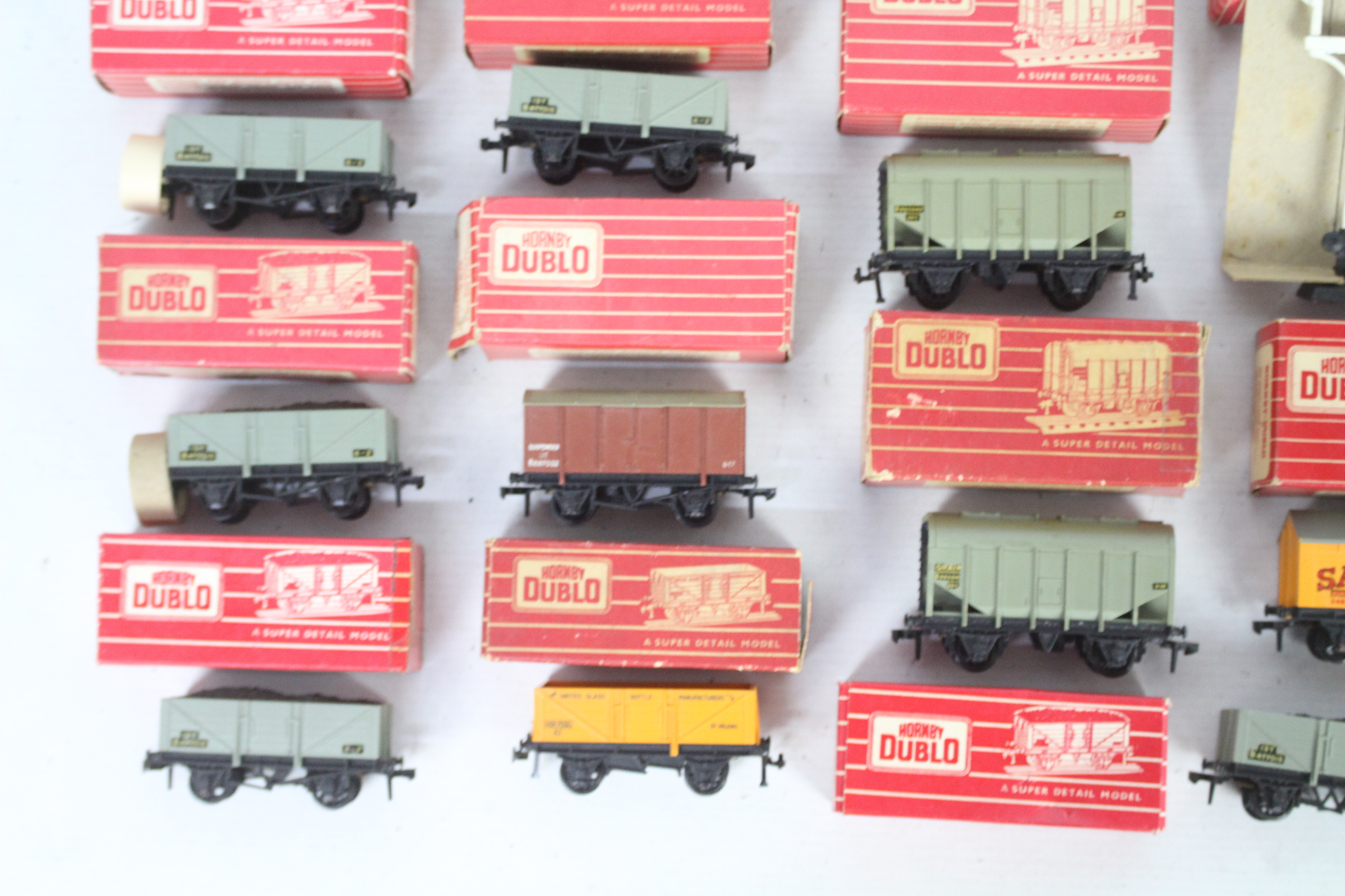 Hornby Dublo - A collection of boxed Hornby Dublo OO gauge wagons with a boxed set of signals. - Image 5 of 5