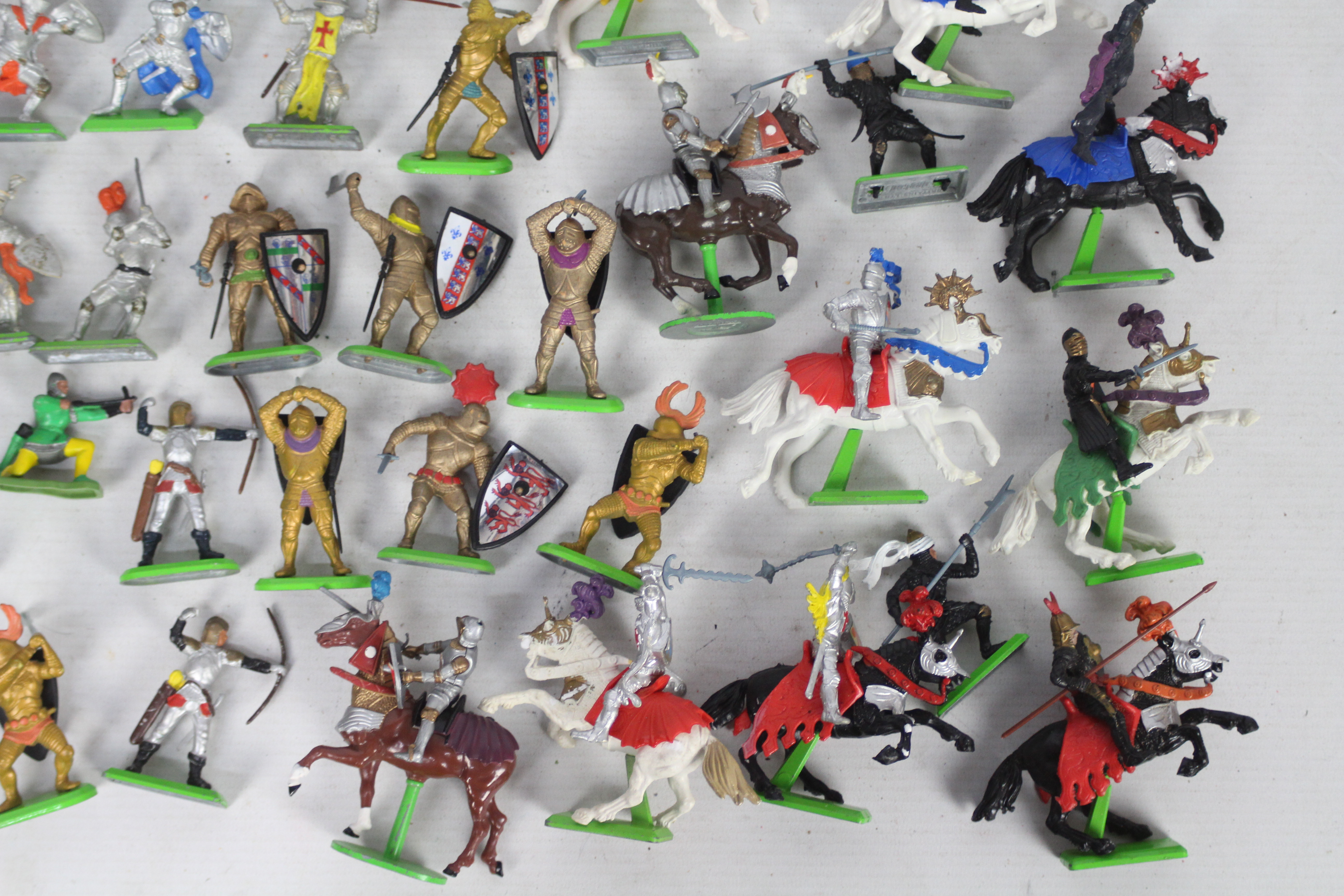 A large collection of Britains Ltd - Deetail painted plastic figures including Knights and Saracens - Bild 4 aus 5