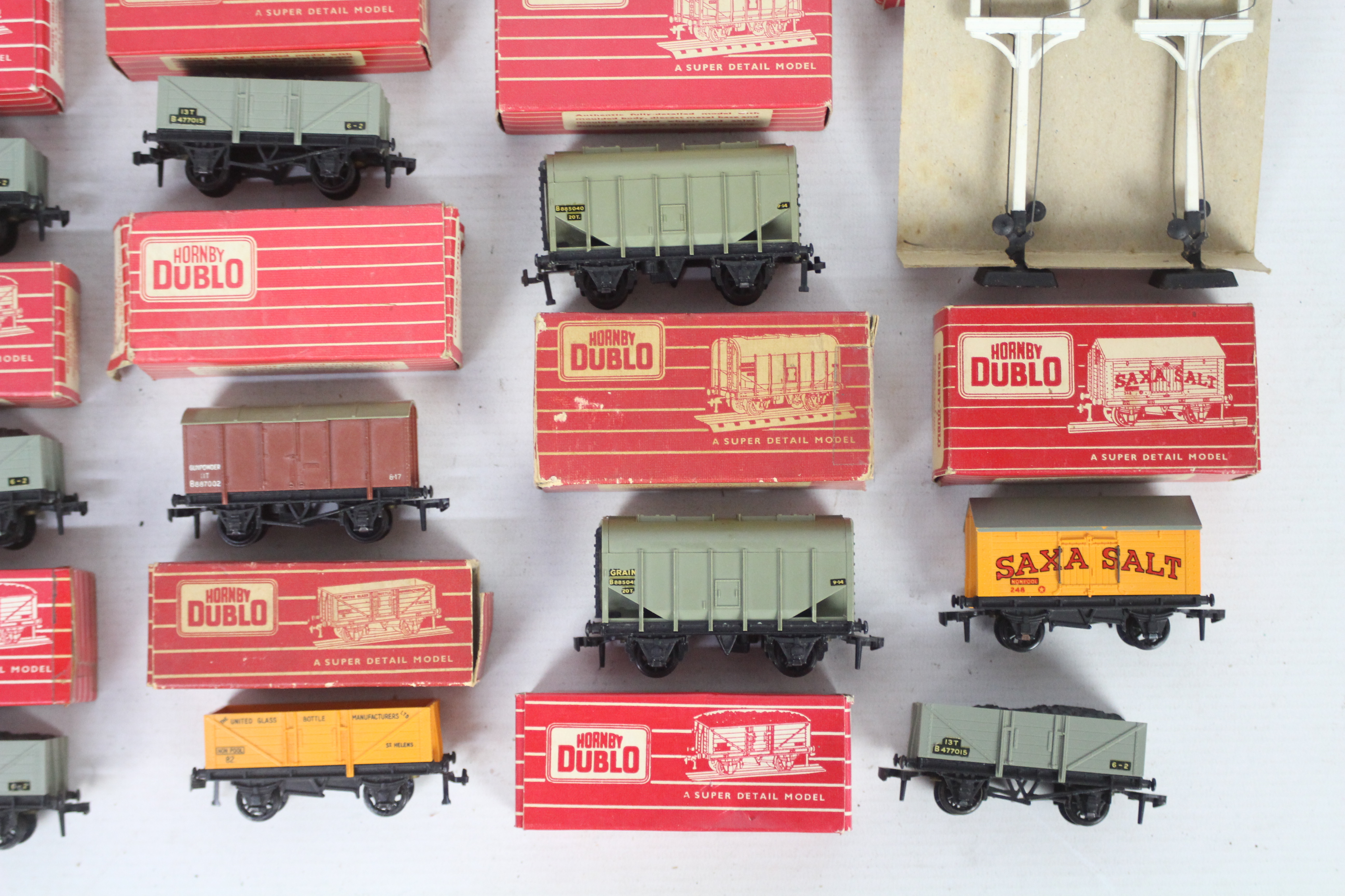 Hornby Dublo - A collection of boxed Hornby Dublo OO gauge wagons with a boxed set of signals. - Image 2 of 5
