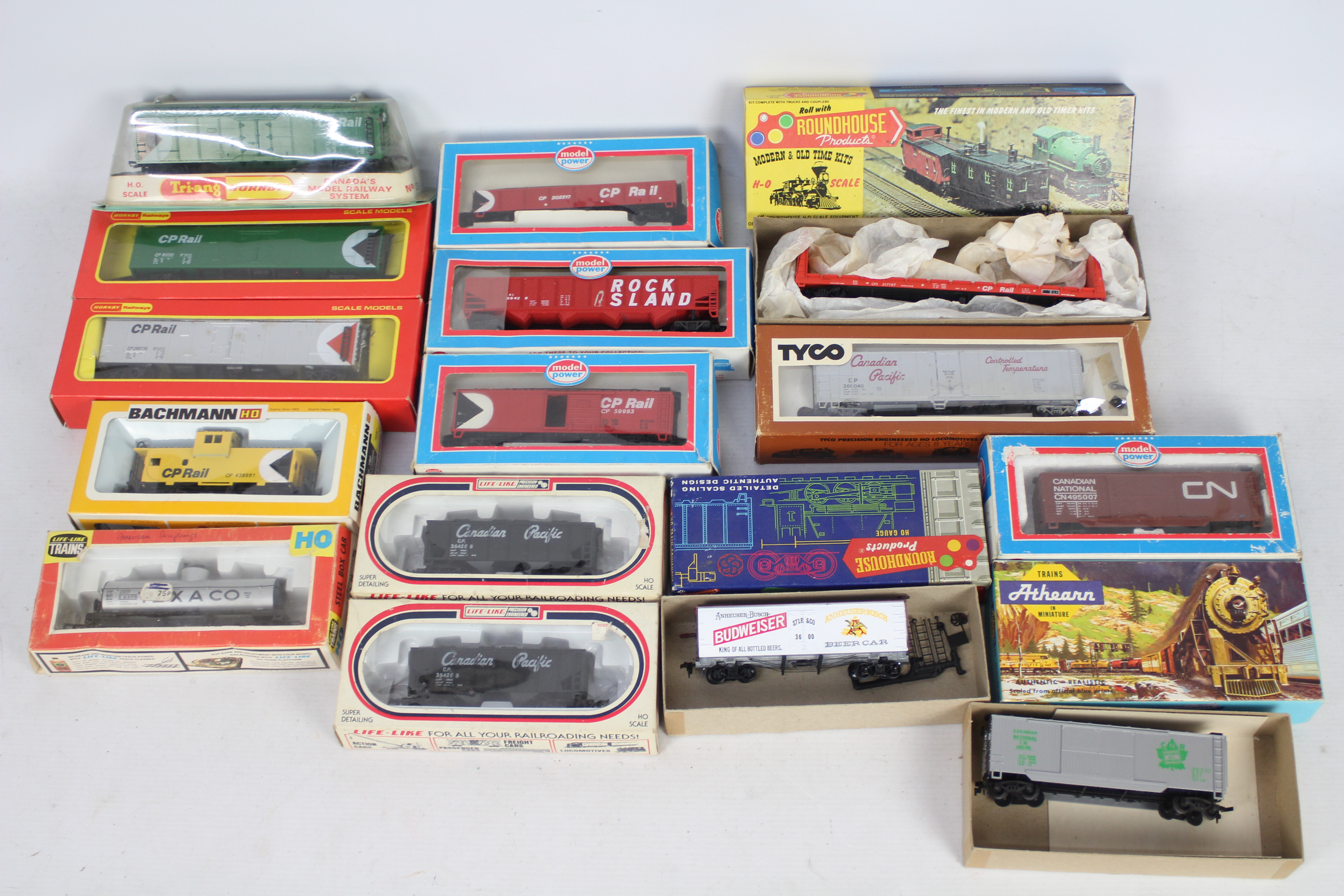 Bachmann - Hornby - Roundhouse - 15 x HO Gauge wagons mostly in CP Rail livery including 50 foot