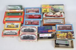 Bachmann - Hornby - Roundhouse - 15 x HO Gauge wagons mostly in CP Rail livery including 50 foot