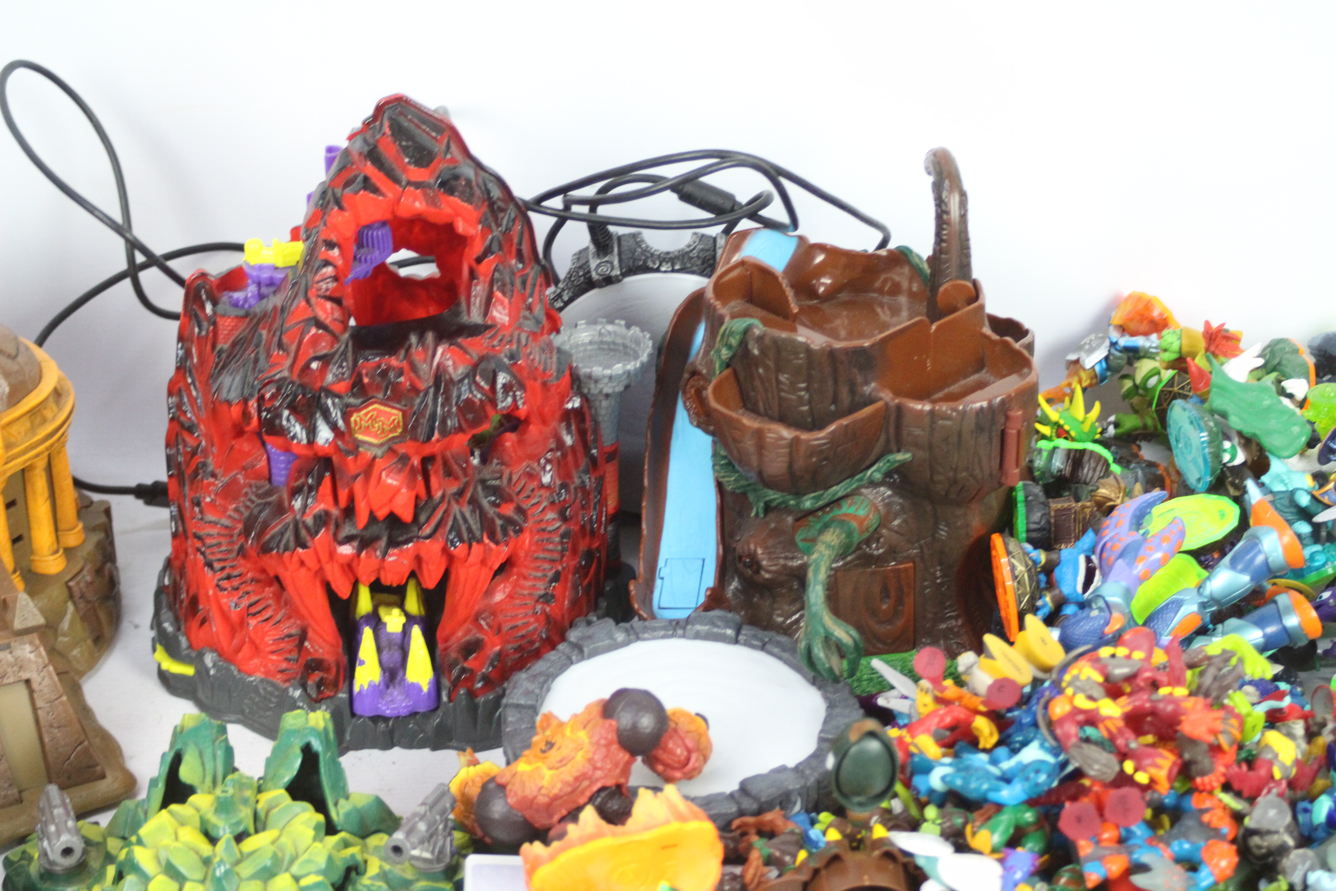 A large collection of Mighty Max - Gormiti - Skylander figures / playsets / cards / Wii Games. - Bild 3 aus 5