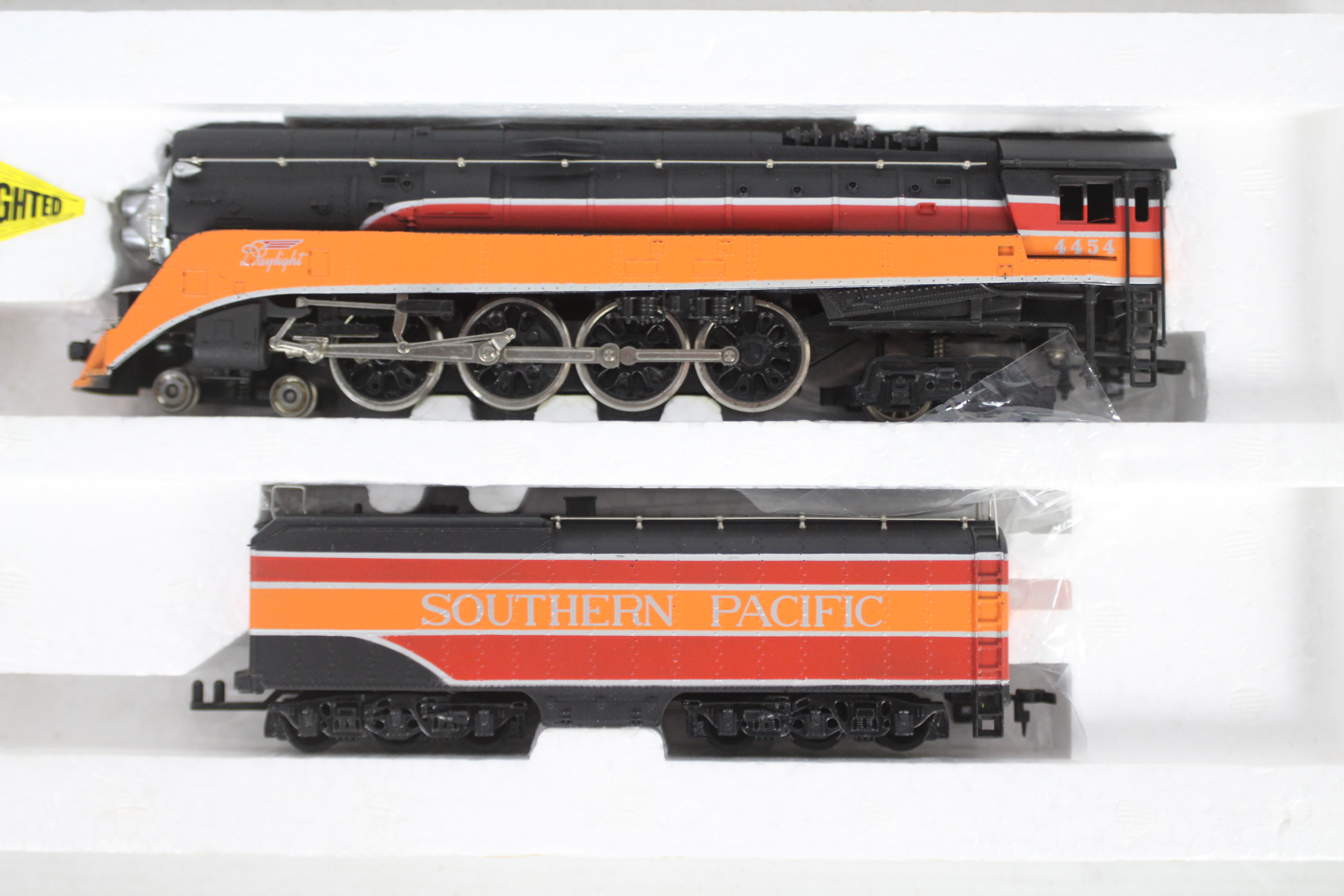 Bachmann - A boxed HO scale Southern Pacific 4-8-4 Daylight steam loco operating number 4454. - Image 2 of 2