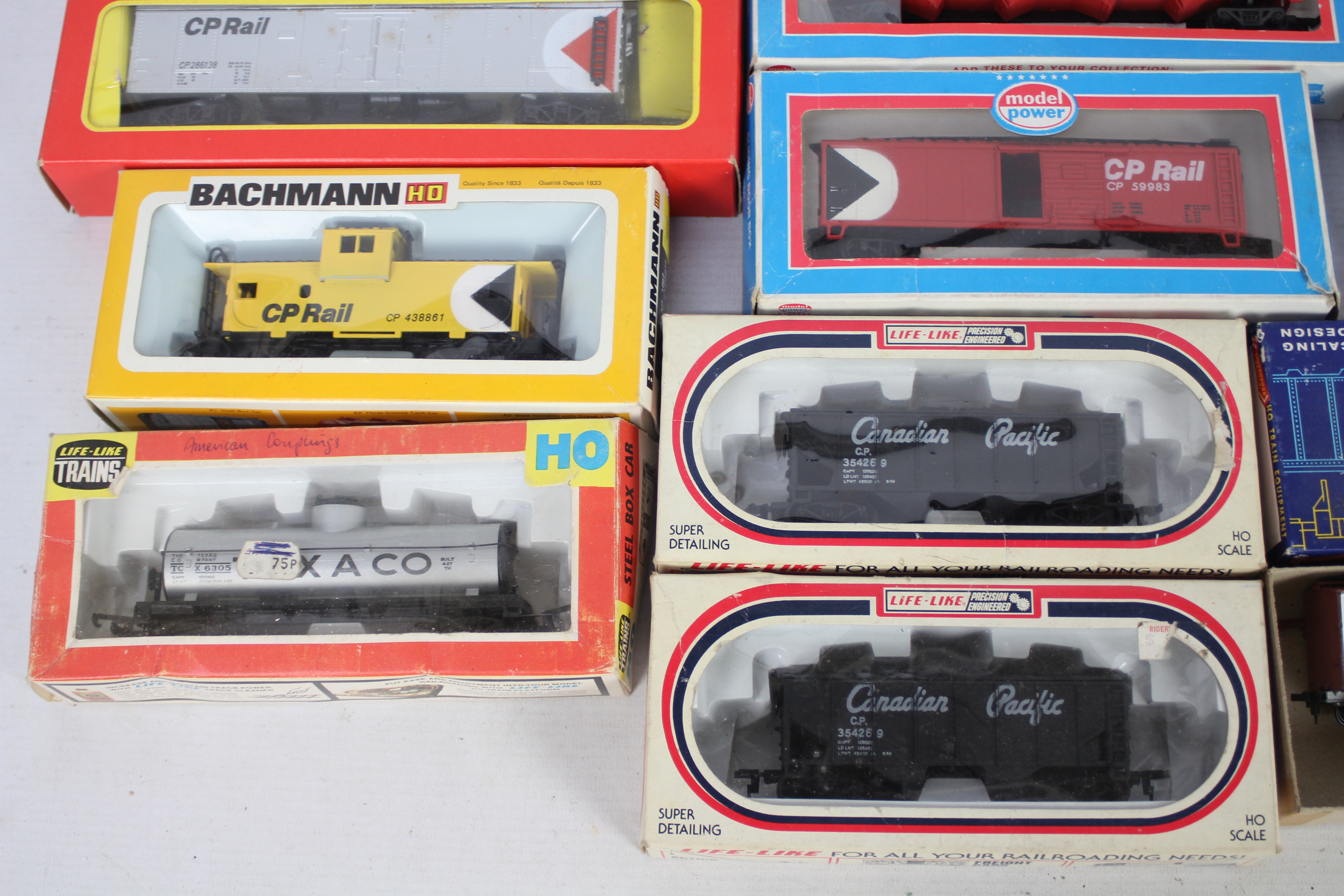 Bachmann - Hornby - Roundhouse - 15 x HO Gauge wagons mostly in CP Rail livery including 50 foot - Image 2 of 5