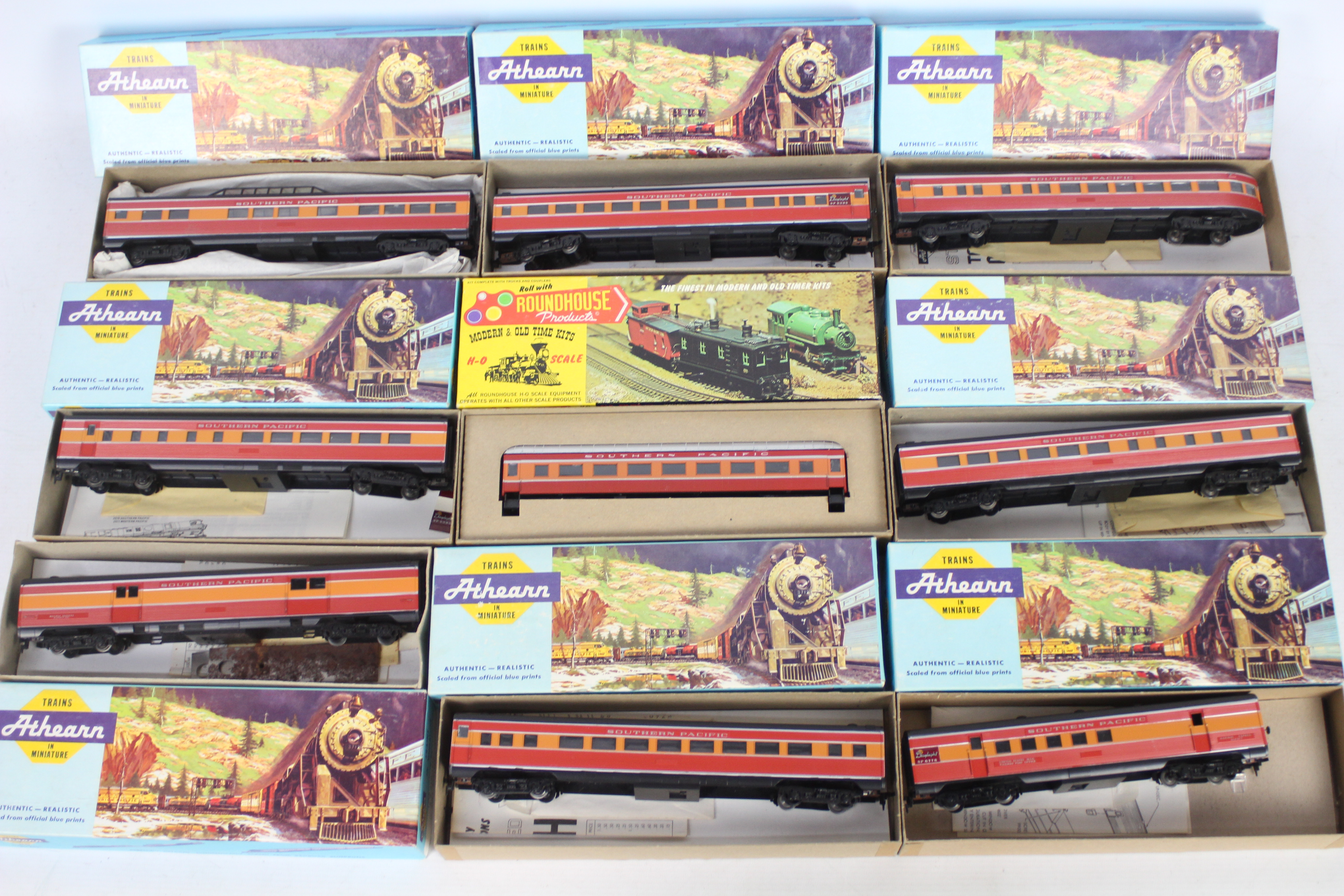 Athearn - Roundhouse - A rake of 9 x HO Gauge Coaches in Southern Pacific livery including Diner